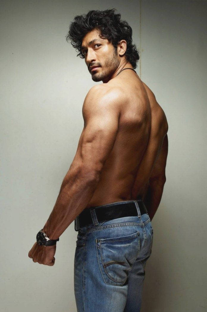 Vidyut Jamwal, dark curly hair, defined back muscles, SD Phone Wallpaper