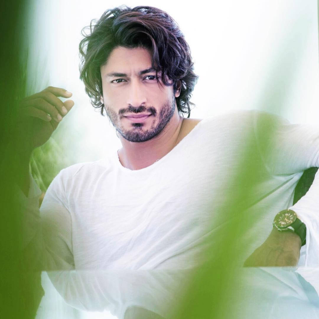 Vidyut Jamwal, white shirt, green watch, SD Desktop Wallpaper