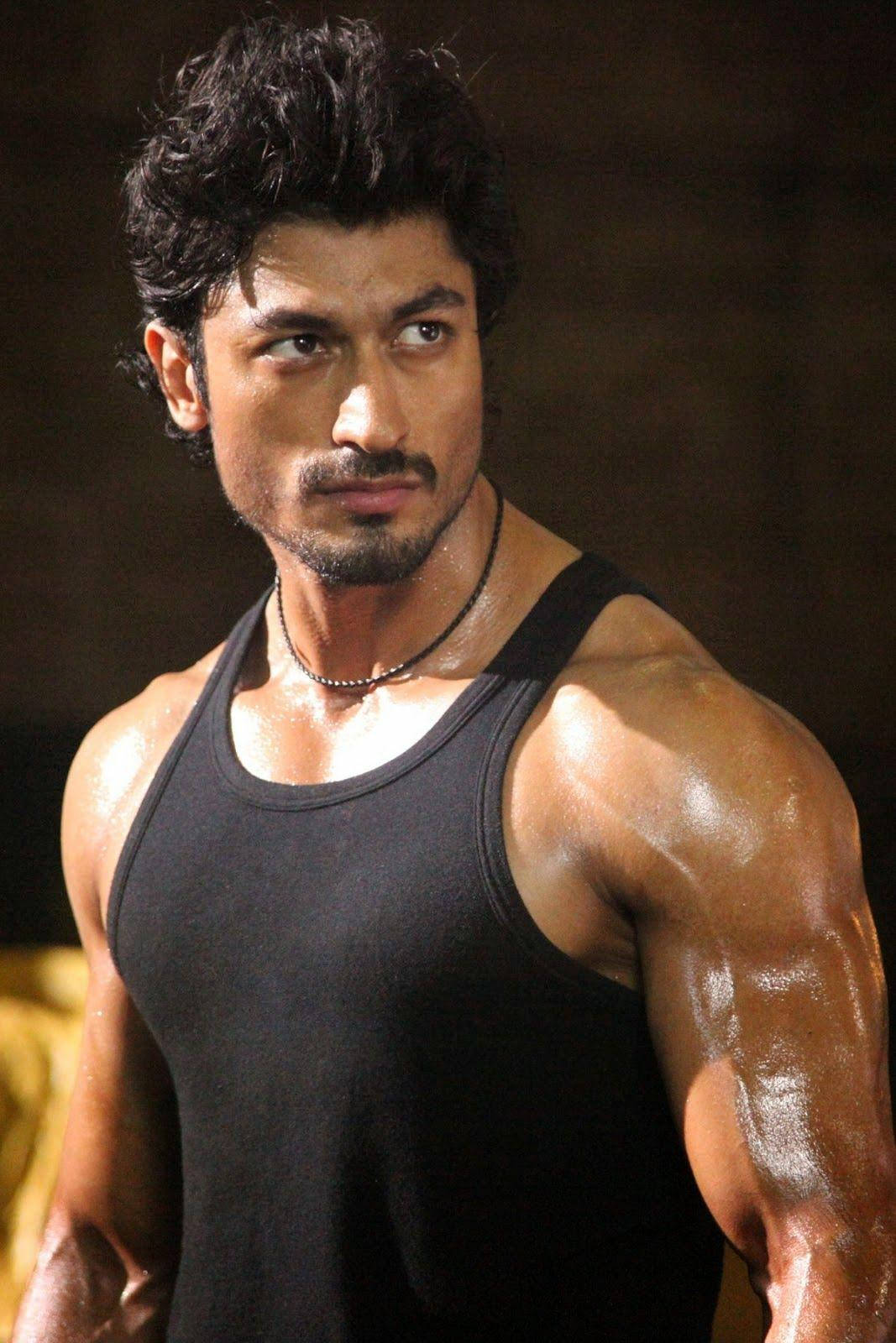 Vidyut Jamwal, black tank top, glistening with sweat, HD Phone Wallpaper