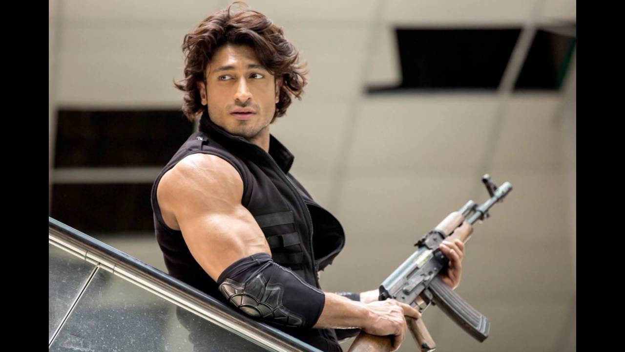 Vidyut Jamwal, assault rifle, modern urban setting, HD Desktop Wallpaper