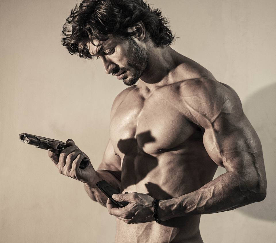 Vidyut Jamwal, handgun, magazine, SD Desktop Wallpaper