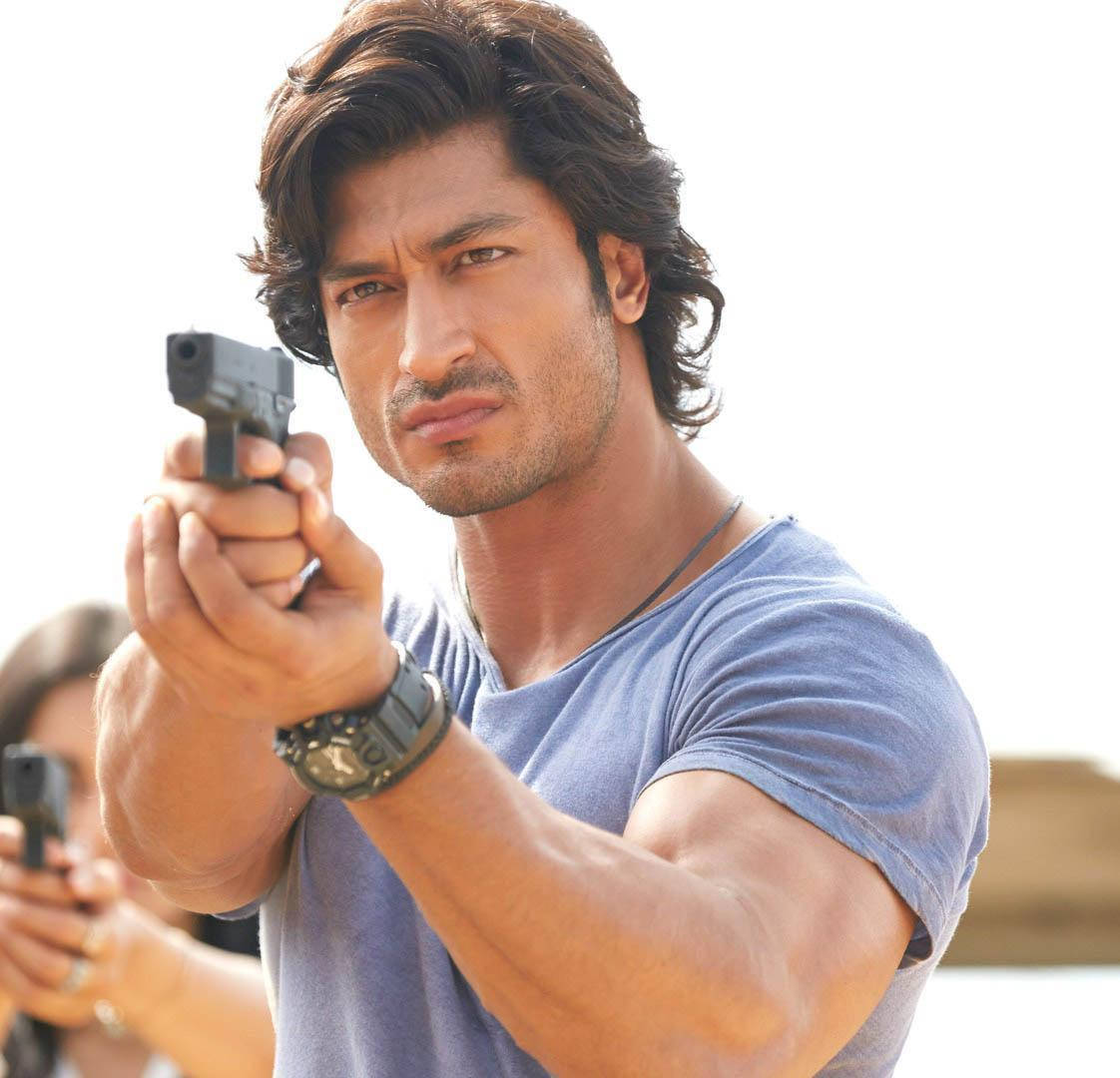 Vidyut Jamwal, blue tshirt, handgun, SD Desktop Wallpaper