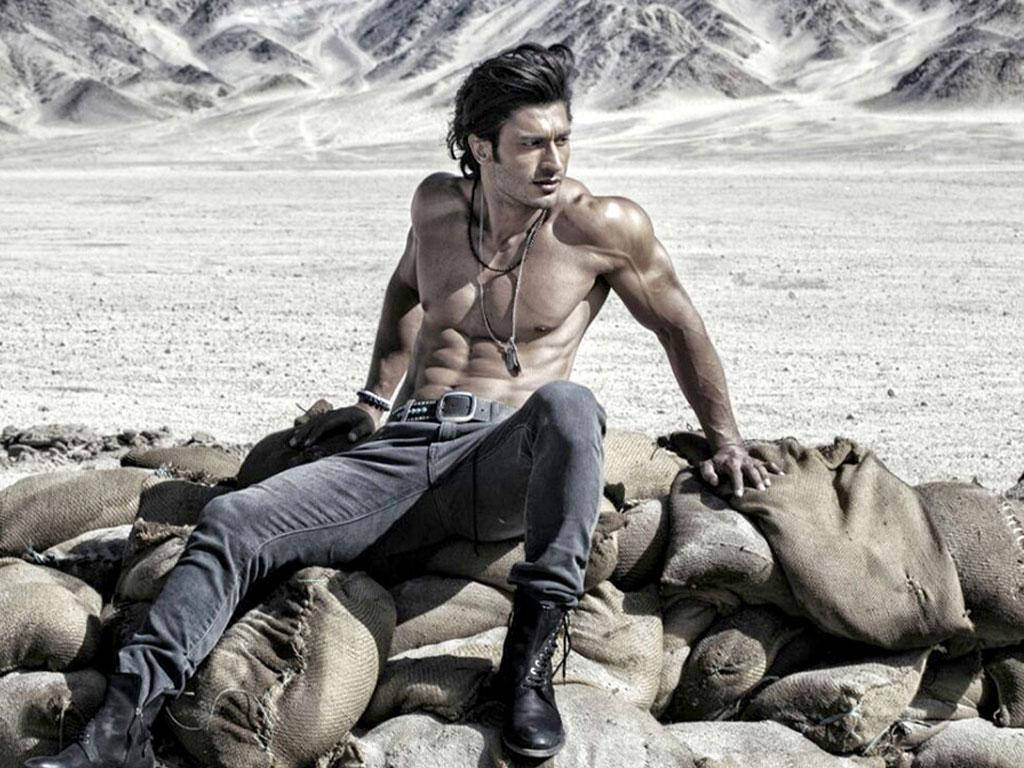 Vidyut Jamwal, beach pictorial, sandbags, SD Desktop Wallpaper