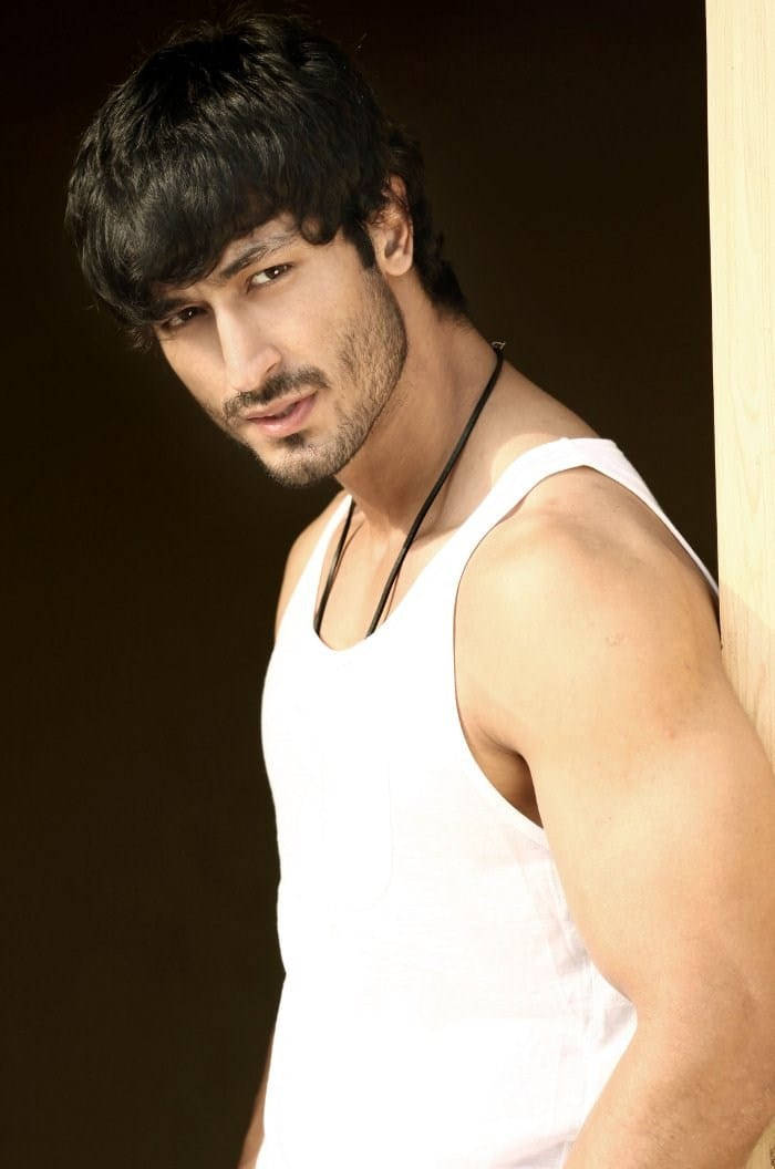 Vidyut Jamwal, white tank top, wooden pillar, SD Phone Wallpaper