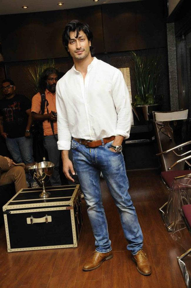 Vidyut Jamwal, denim jeans, white shirt, SD Phone Wallpaper