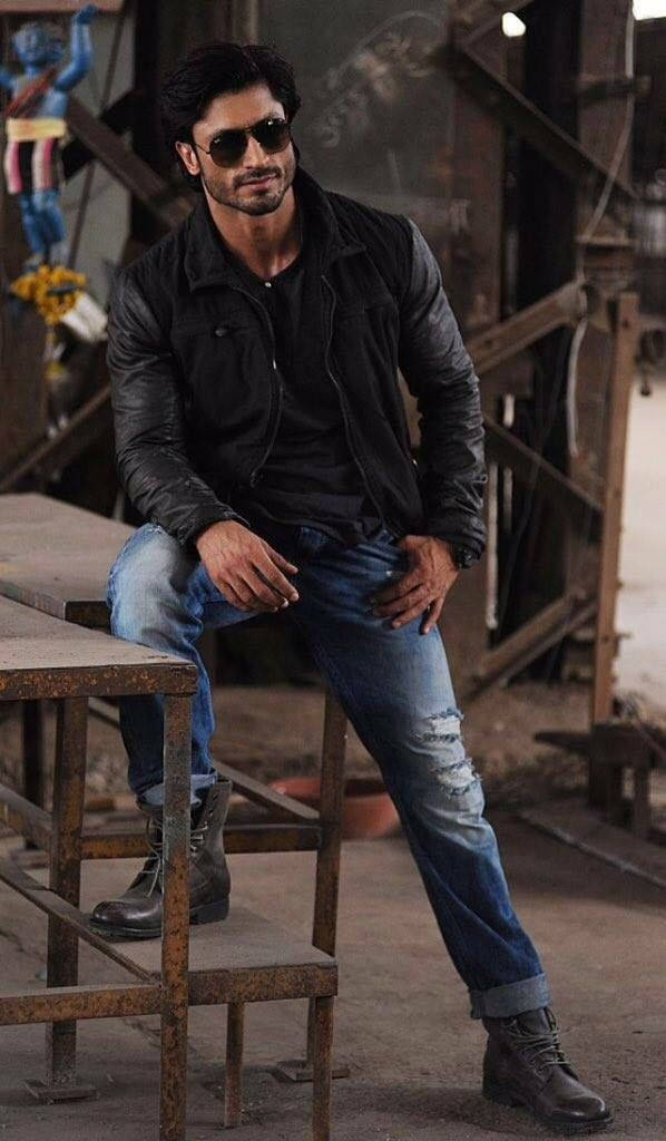Vidyut Jamwal, black leather jacket, ripped jeans, SD Phone Wallpaper