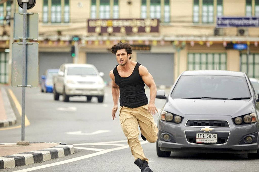 Vidyut Jamwal, black tank top, beige pants, SD Desktop Wallpaper