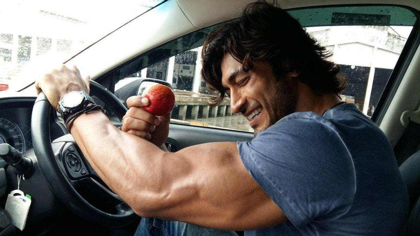 Vidyut Jamwal, car, rain streaking the windows, HD Desktop Wallpaper