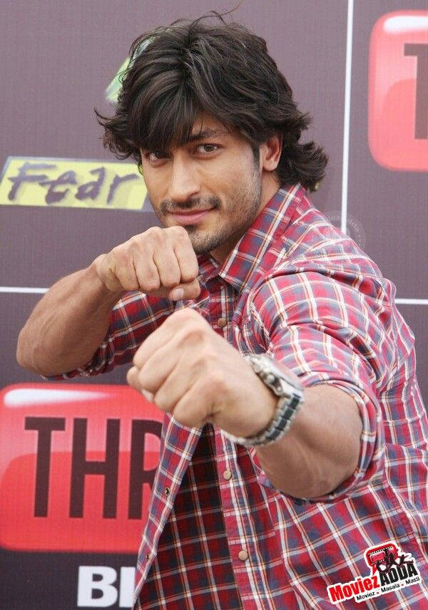 Vidyut Jamwal, red plaid shirt, fists raised, SD Phone Wallpaper