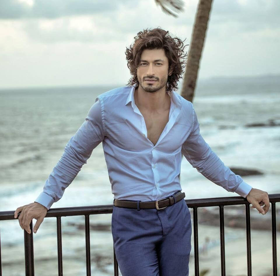 Vidyut Jamwal, beach, white shirt, SD Desktop Wallpaper