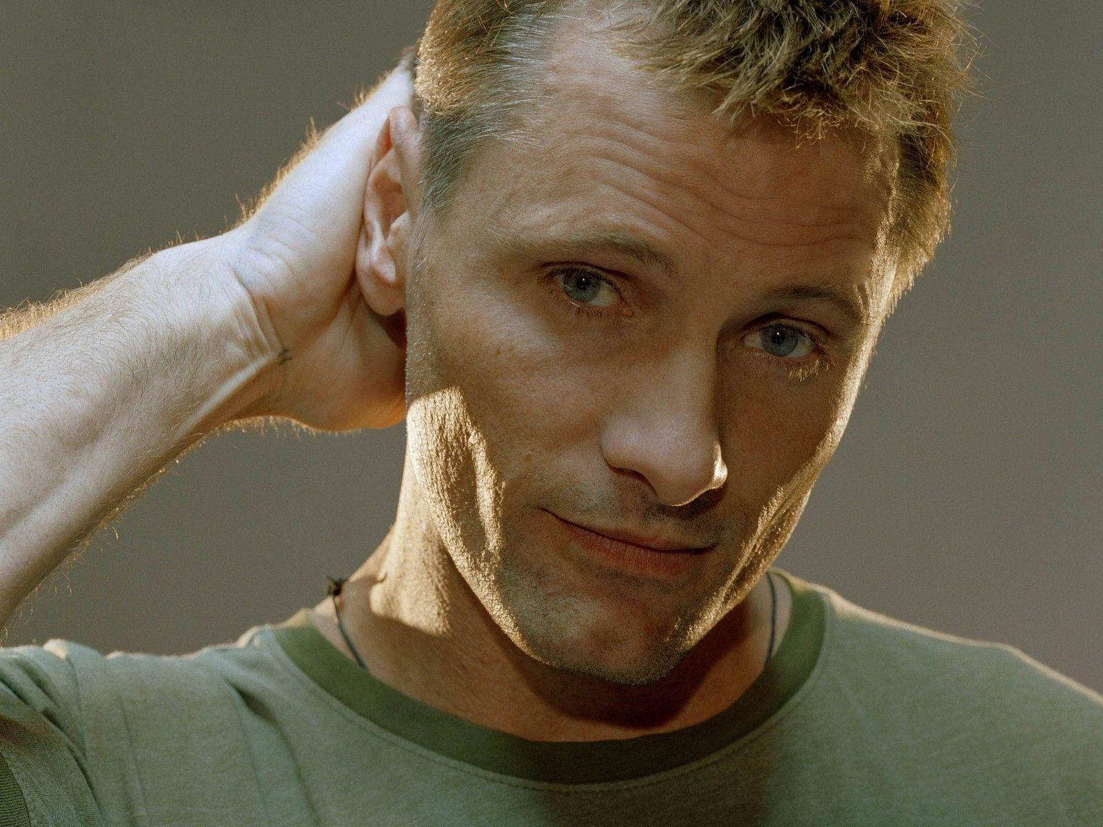 Viggo Mortensen, young american actor, tousled hair, HD Desktop Wallpaper