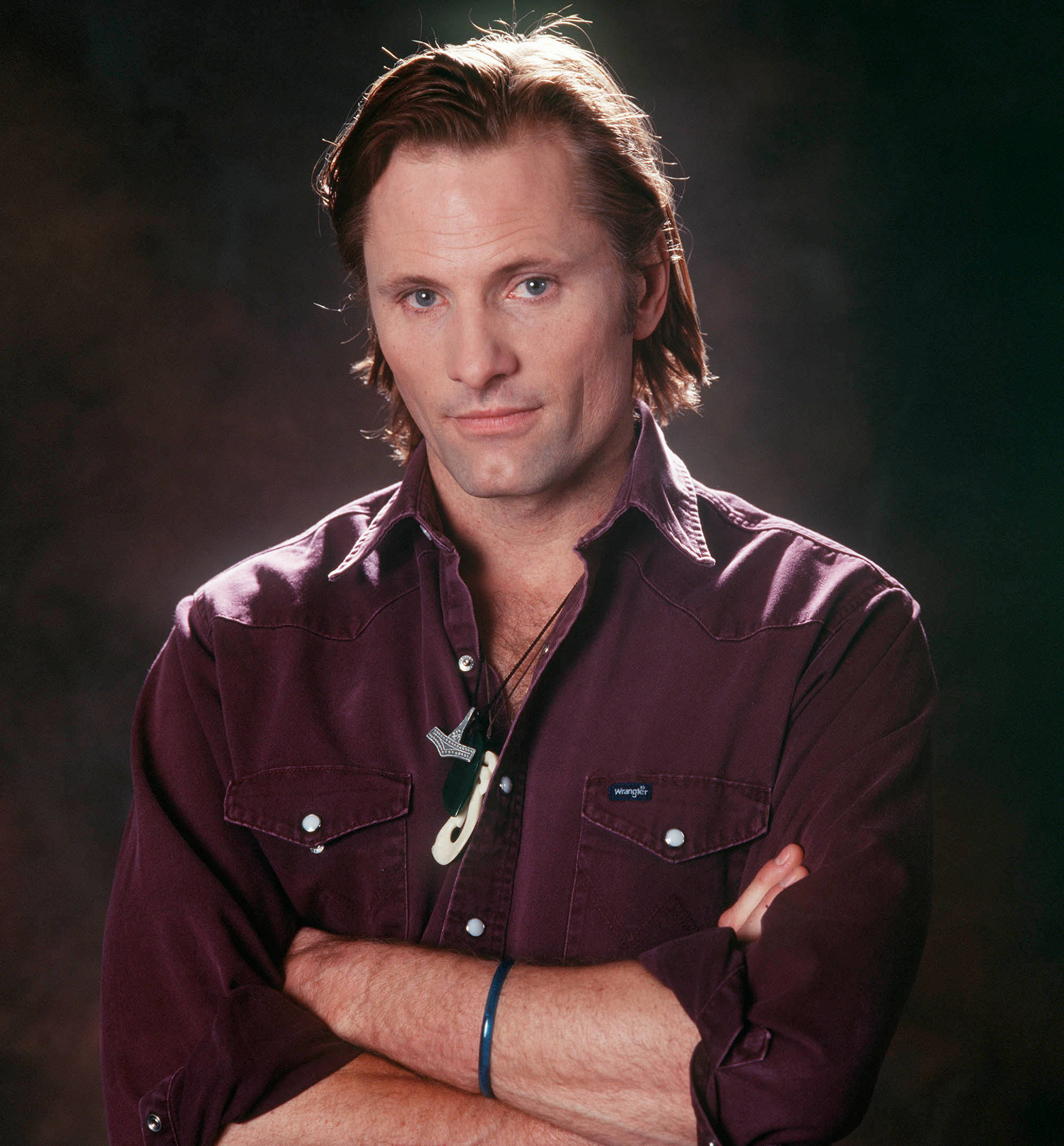 Viggo Mortensen, maroon button-up shirt, shoulder-length brown hair, Full HD Phone Wallpaper