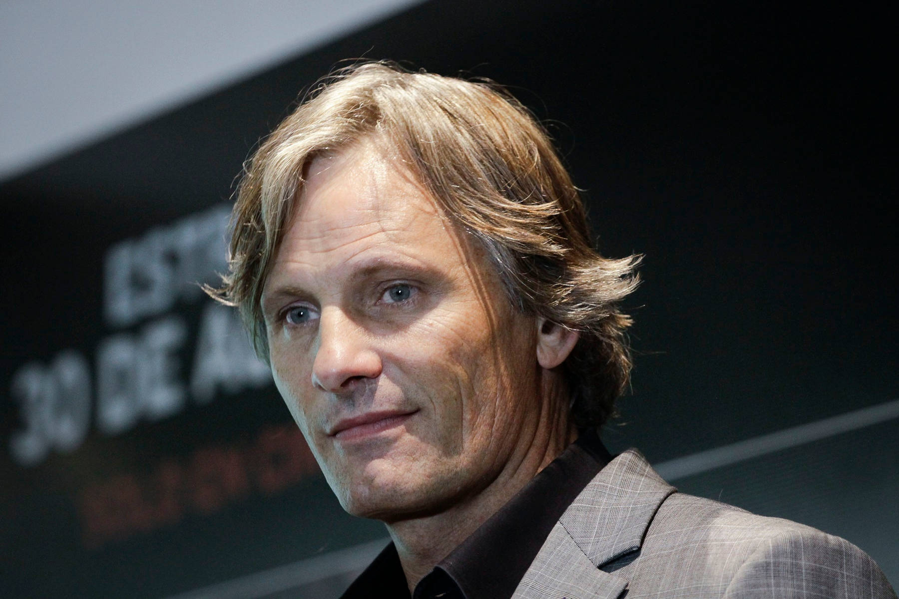 Viggo Mortensen, gray suit jacket, blue eyes, HD Desktop Wallpaper
