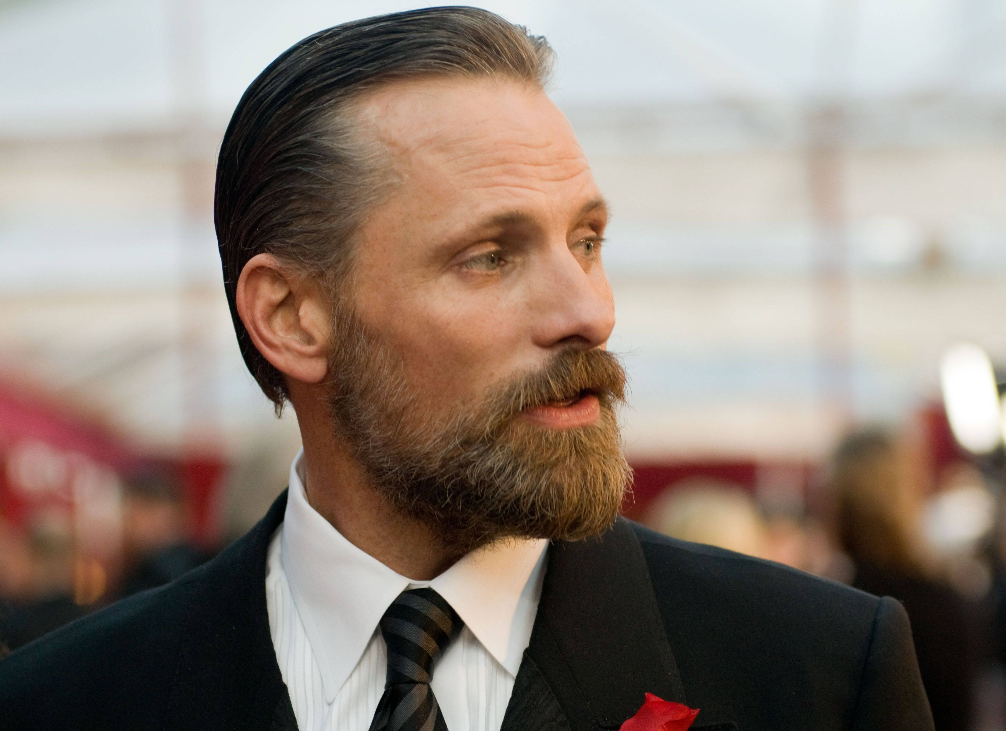 Viggo Mortensen, black suit, red boutonniere, 2K Desktop Wallpaper