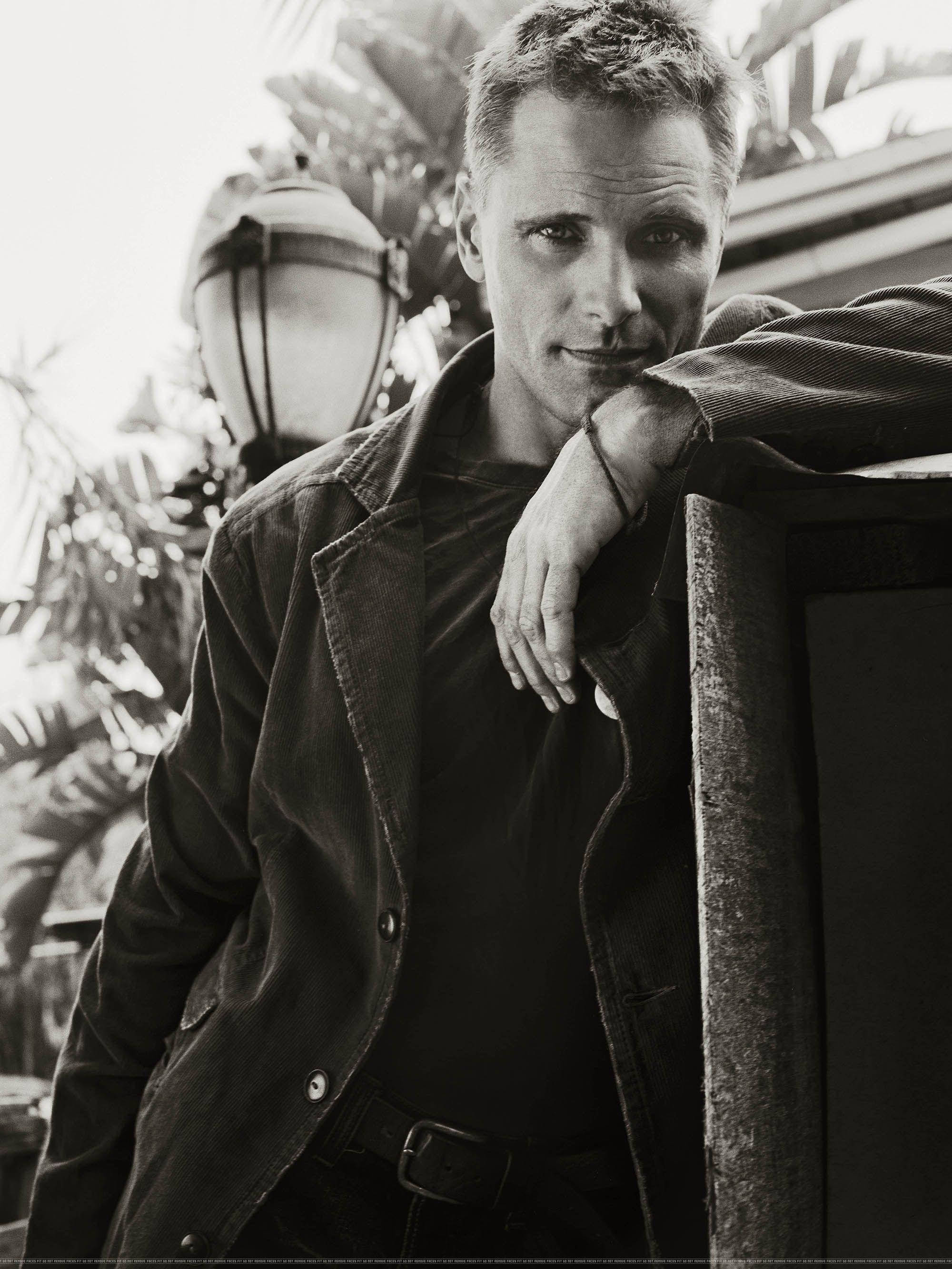 Viggo Mortensen, dark jacket, lantern, 2K Phone Wallpaper