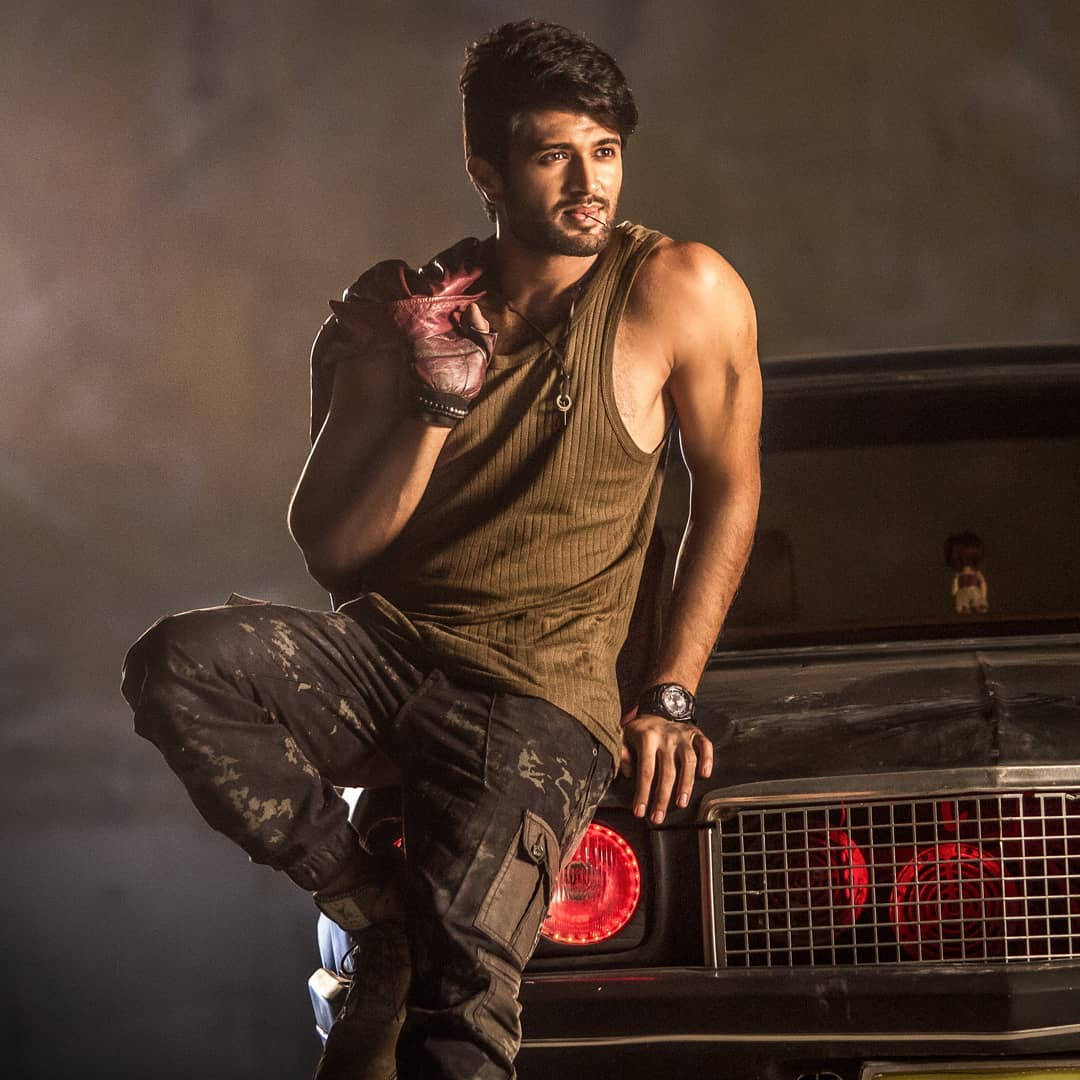 Vijay Devarakonda, vintage car, glowing red taillights, SD Desktop Wallpaper