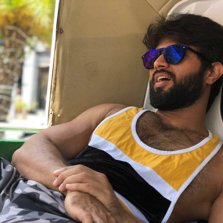 Vijay Devarakonda, yellow black and white tank top, tuk-tuk, SD Desktop Wallpaper