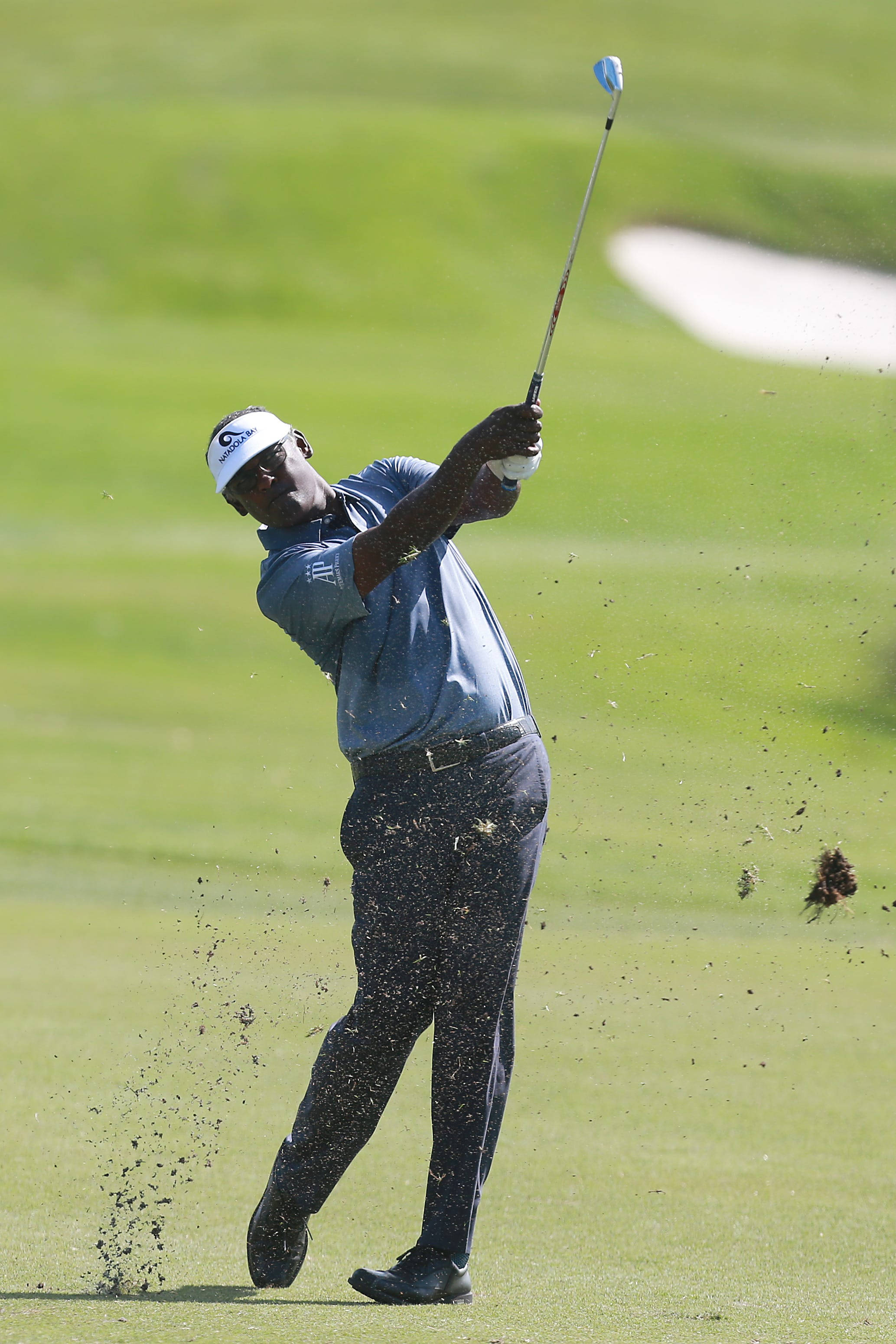 Vijay Singh, golf club, sand trap, 2K Phone Wallpaper