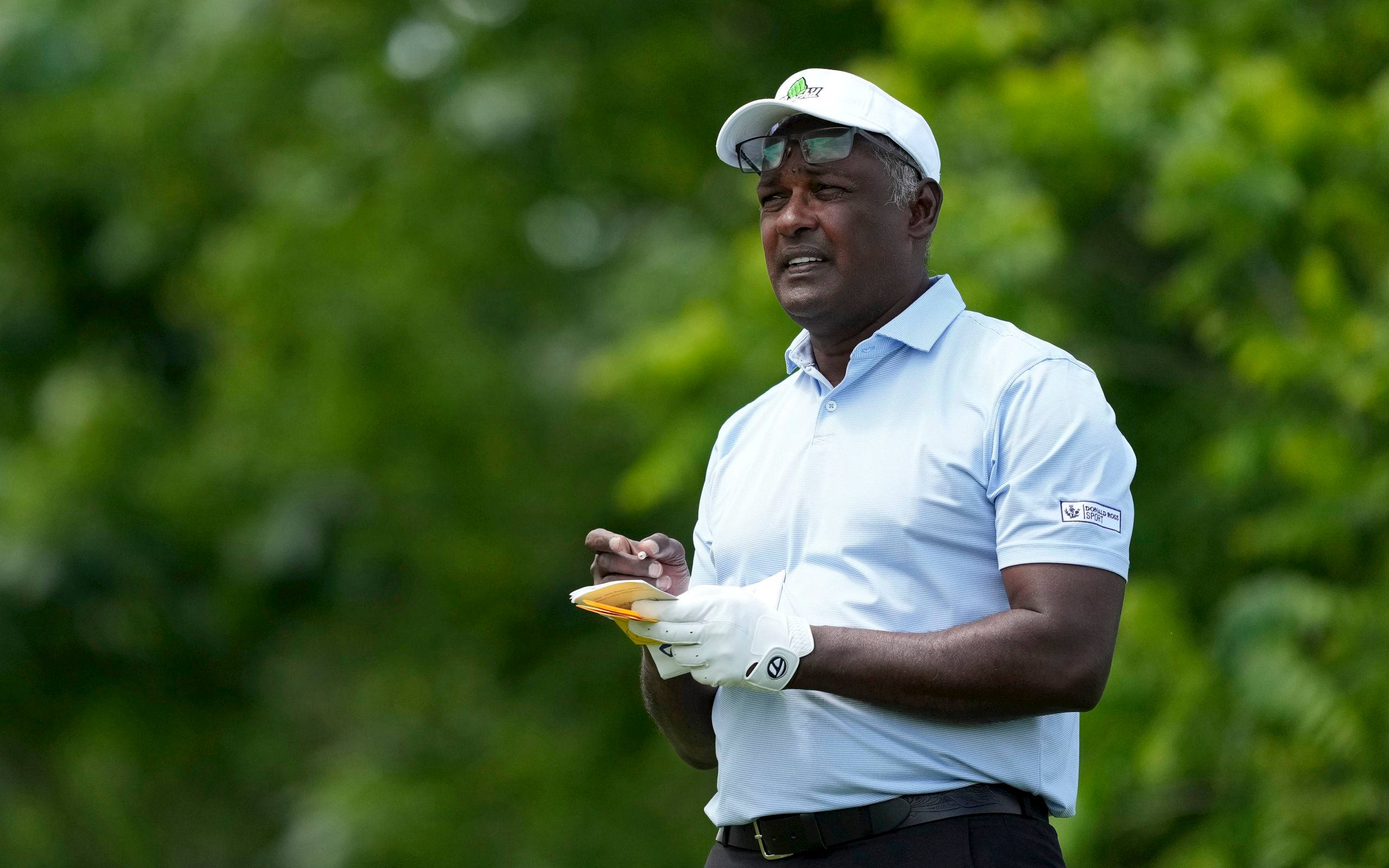 Vijay Singh, light blue shirt, white cap, 2K Desktop Wallpaper