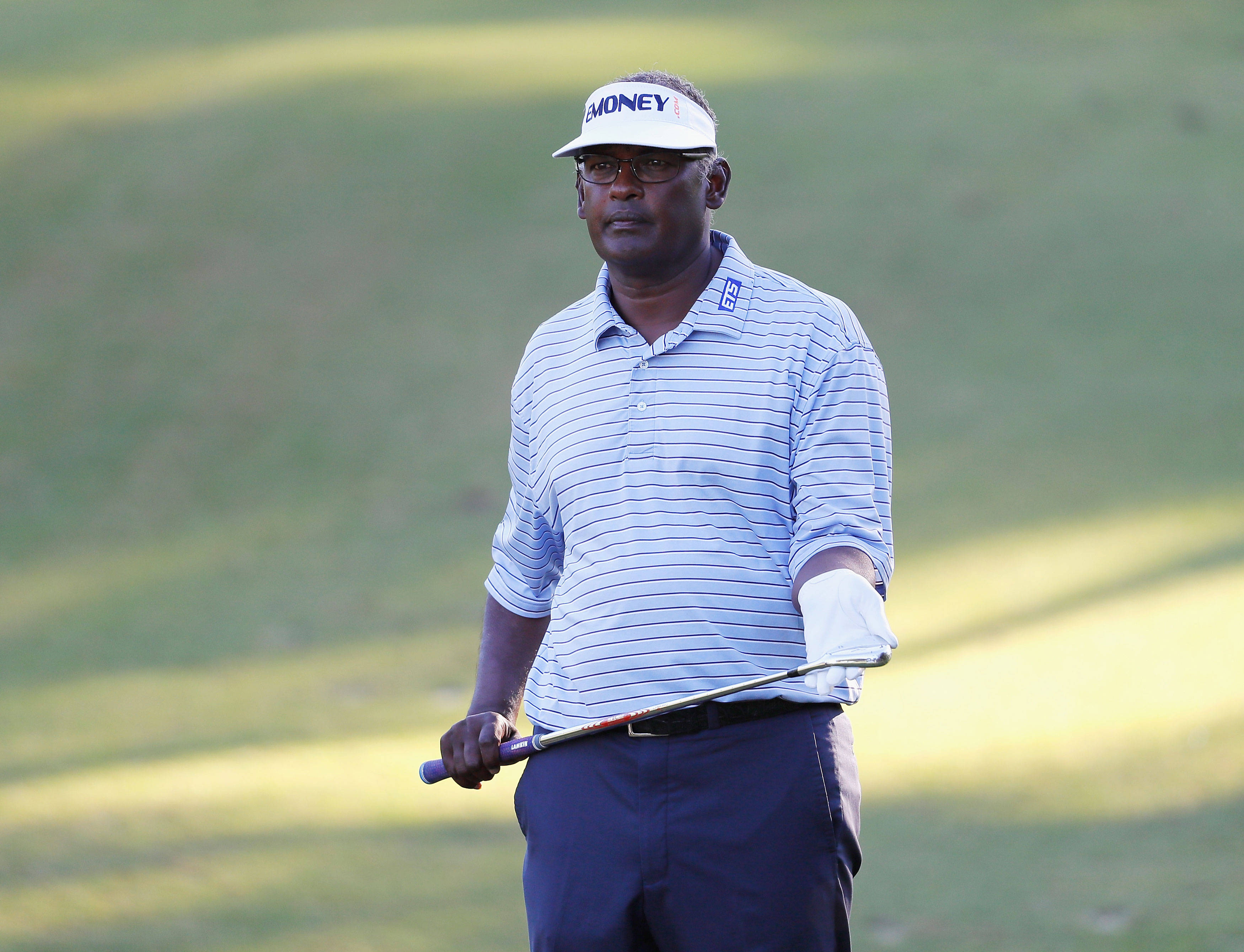 Vijay Singh, striped shirt, visor, 2K Desktop Wallpaper