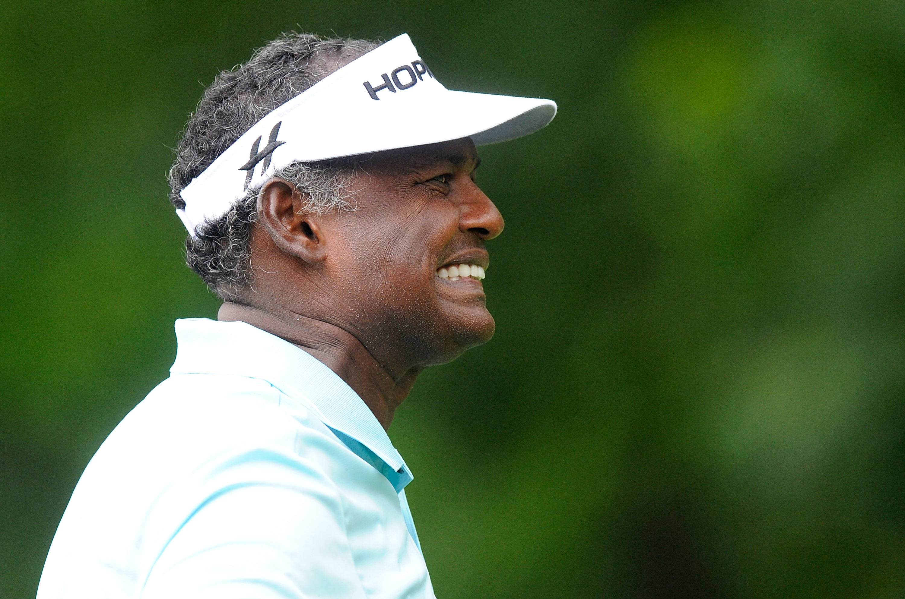 Vijay Singh, white visor, light blue shirt, 2K Desktop Wallpaper