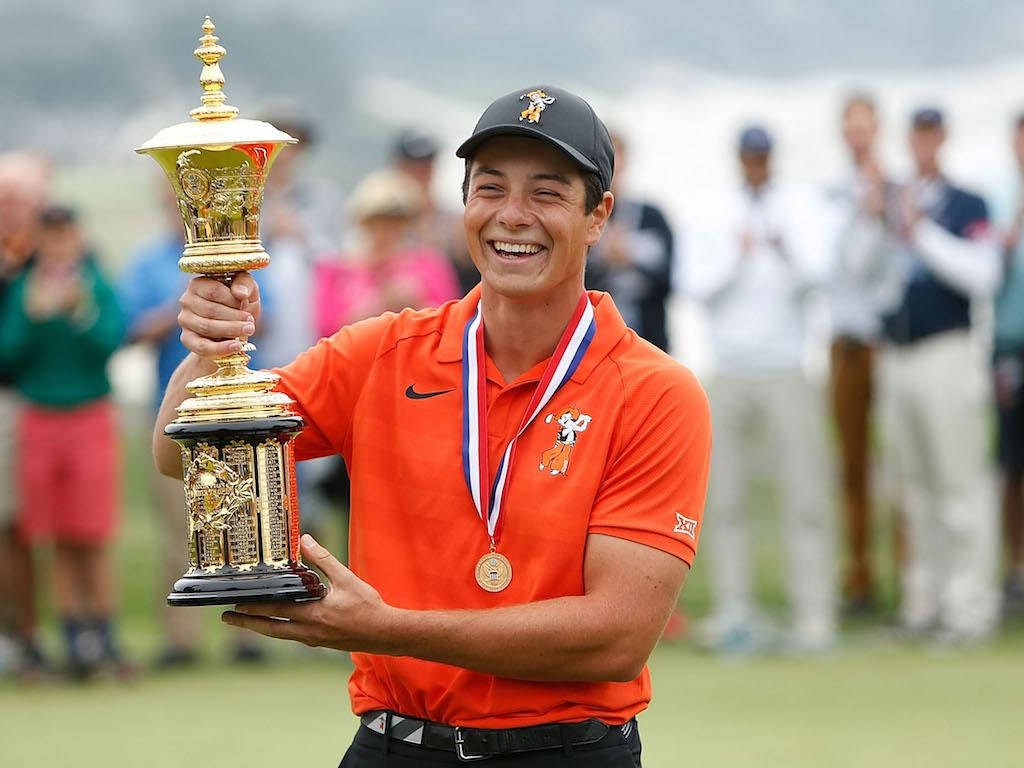 Viktor Hovland, orange shirt, golden trophy, SD Desktop Wallpaper