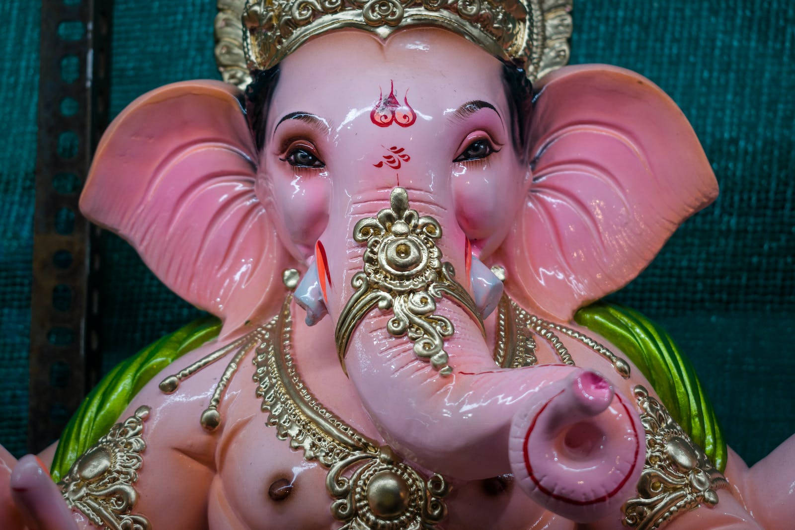 Vinayaka, glossy pink, gold adornments, HD Desktop Wallpaper