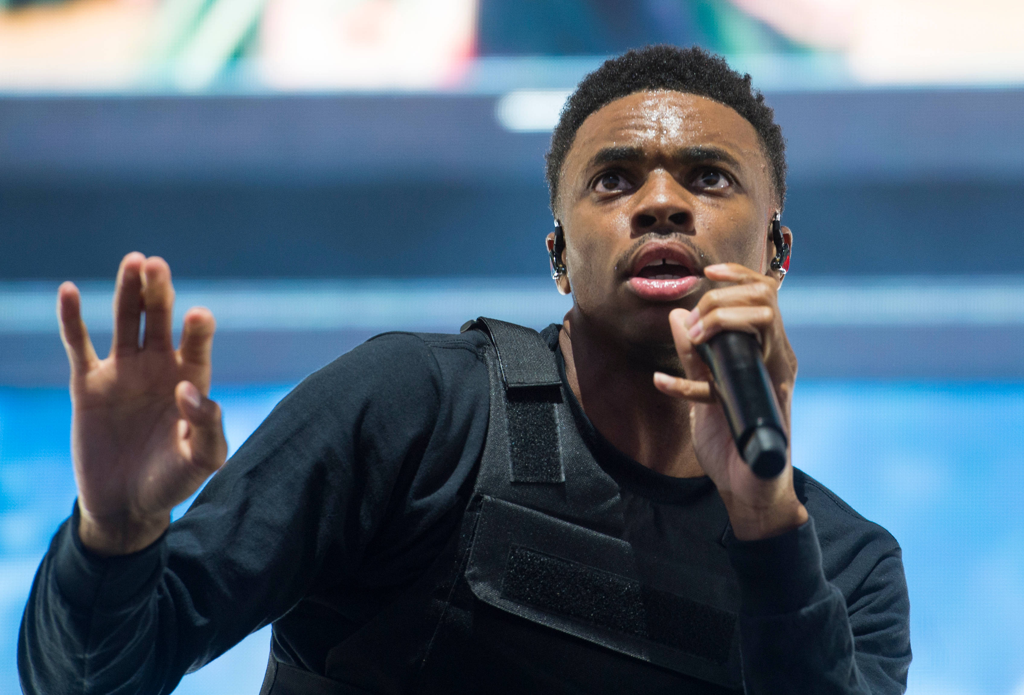 Vince Staples, black gear, mic, 2K Desktop Wallpaper