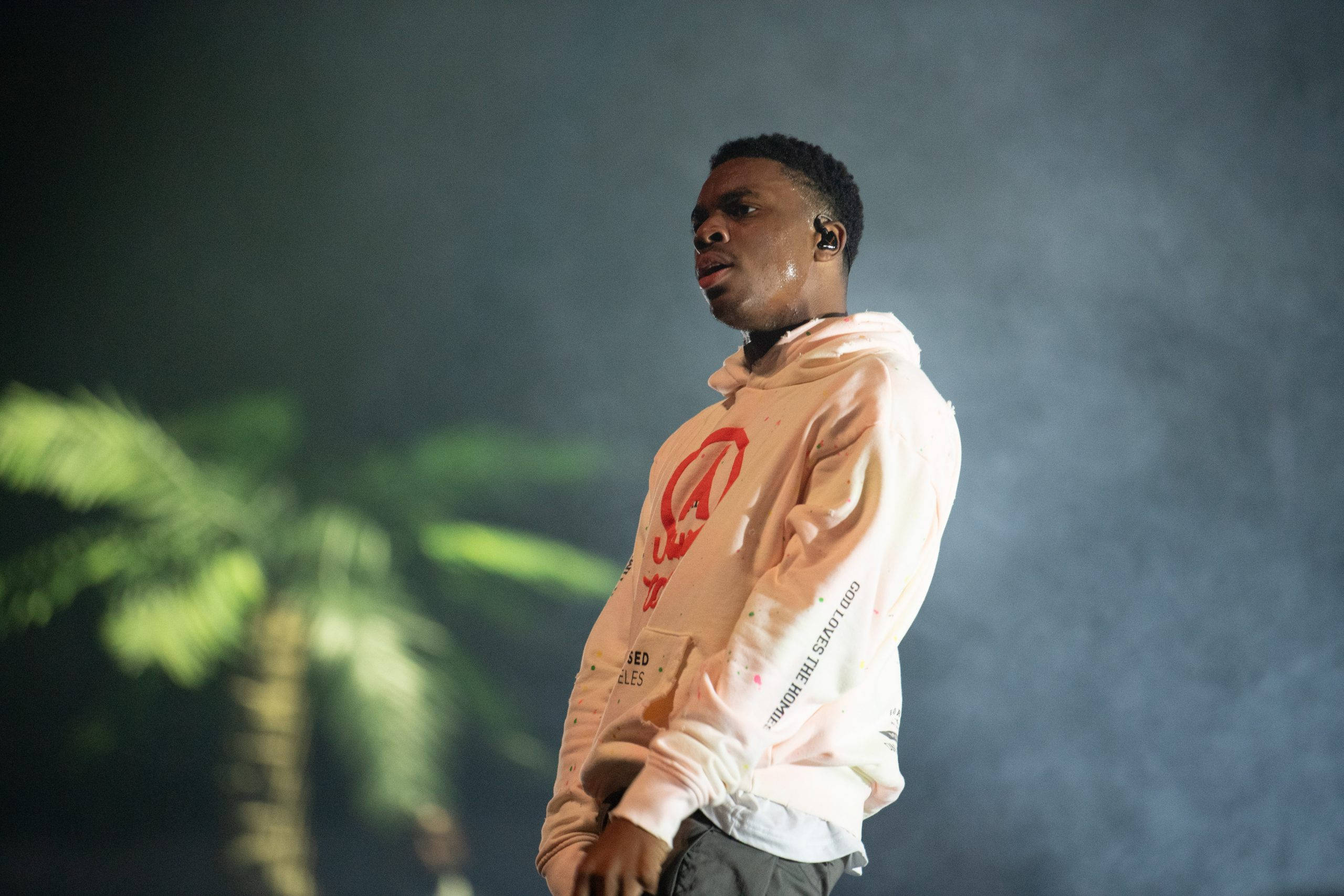 Vince Staples, peach hoodie, smoky stage, 2K Desktop Wallpaper