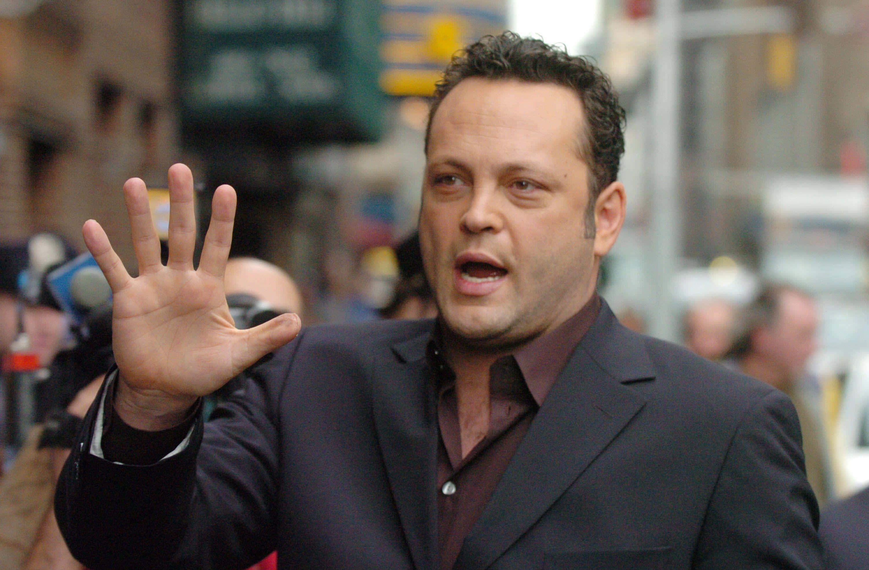 Vince Vaughn, dark suit, city street, 2K Desktop Wallpaper