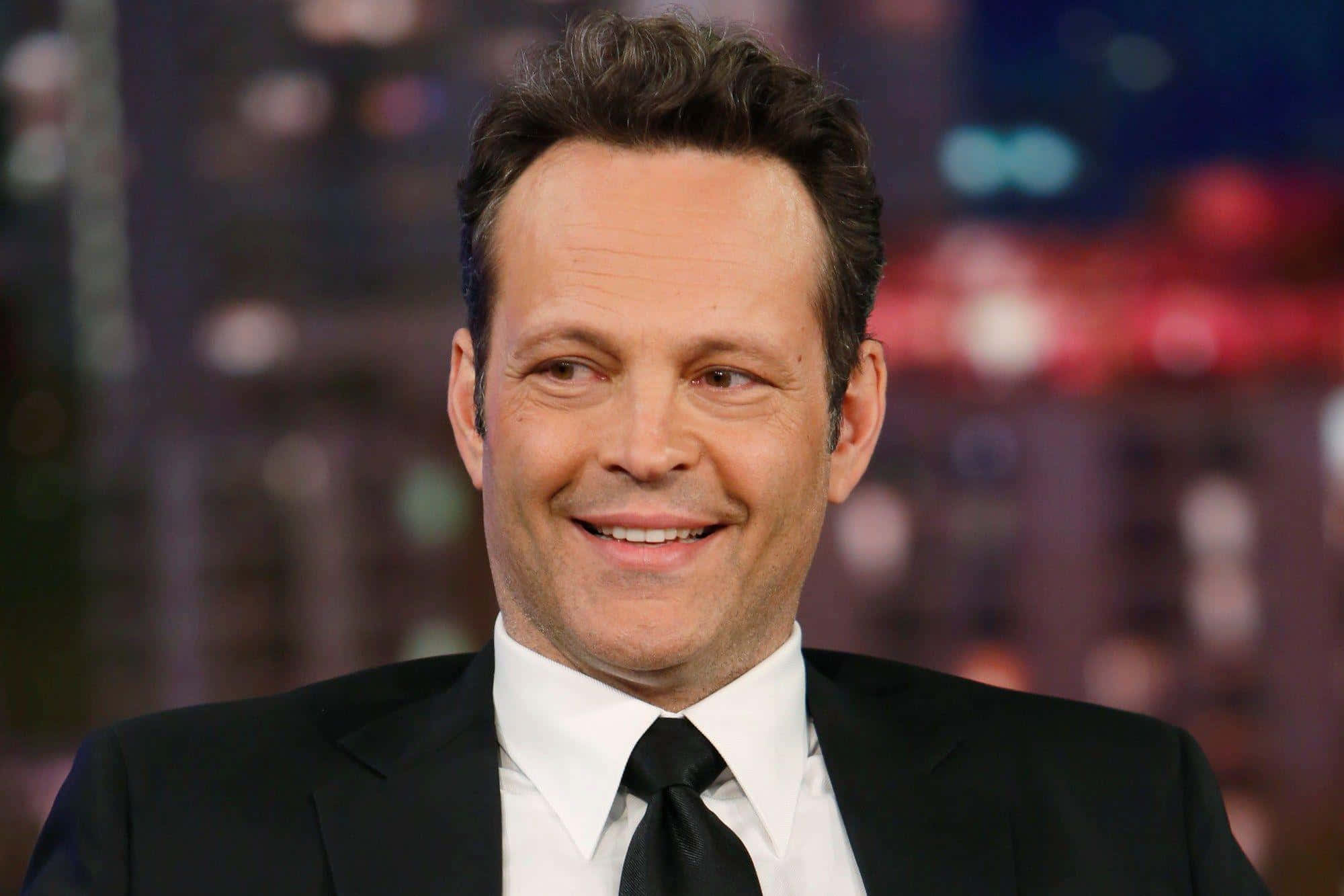 Vince Vaughn, black suit and tie, blurred city night backdrop, Full HD Desktop Wallpaper