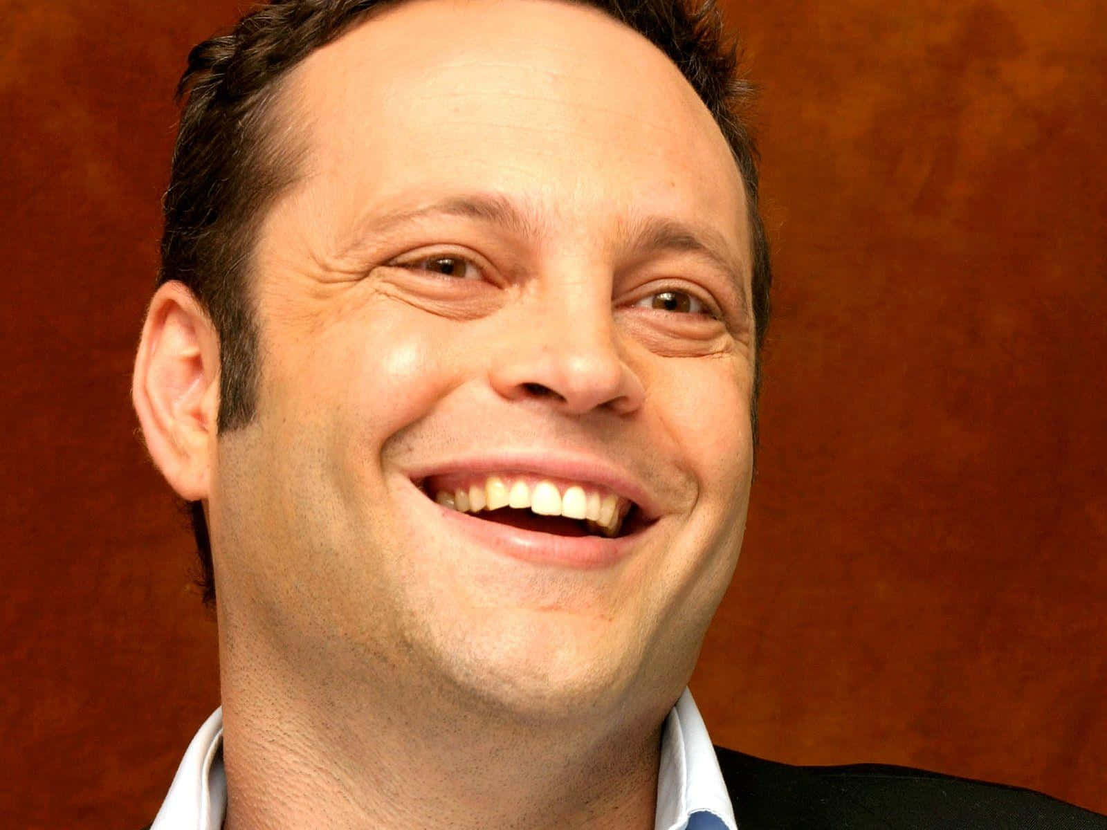 Vince Vaughn, suit, wide joyful smile, HD Desktop Wallpaper