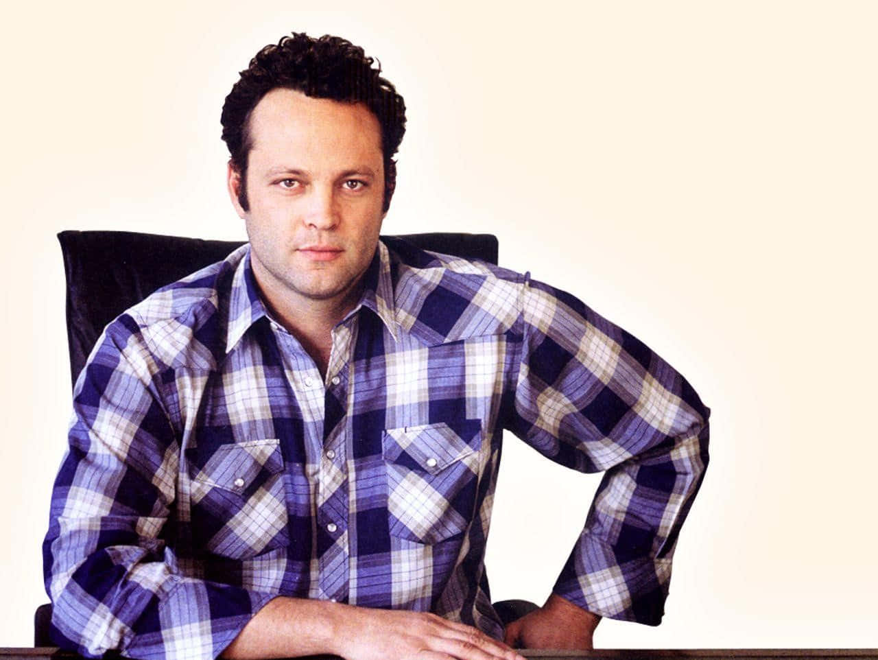 Vince Vaughn, blue and white plaid shirt, desk, HD Desktop Wallpaper