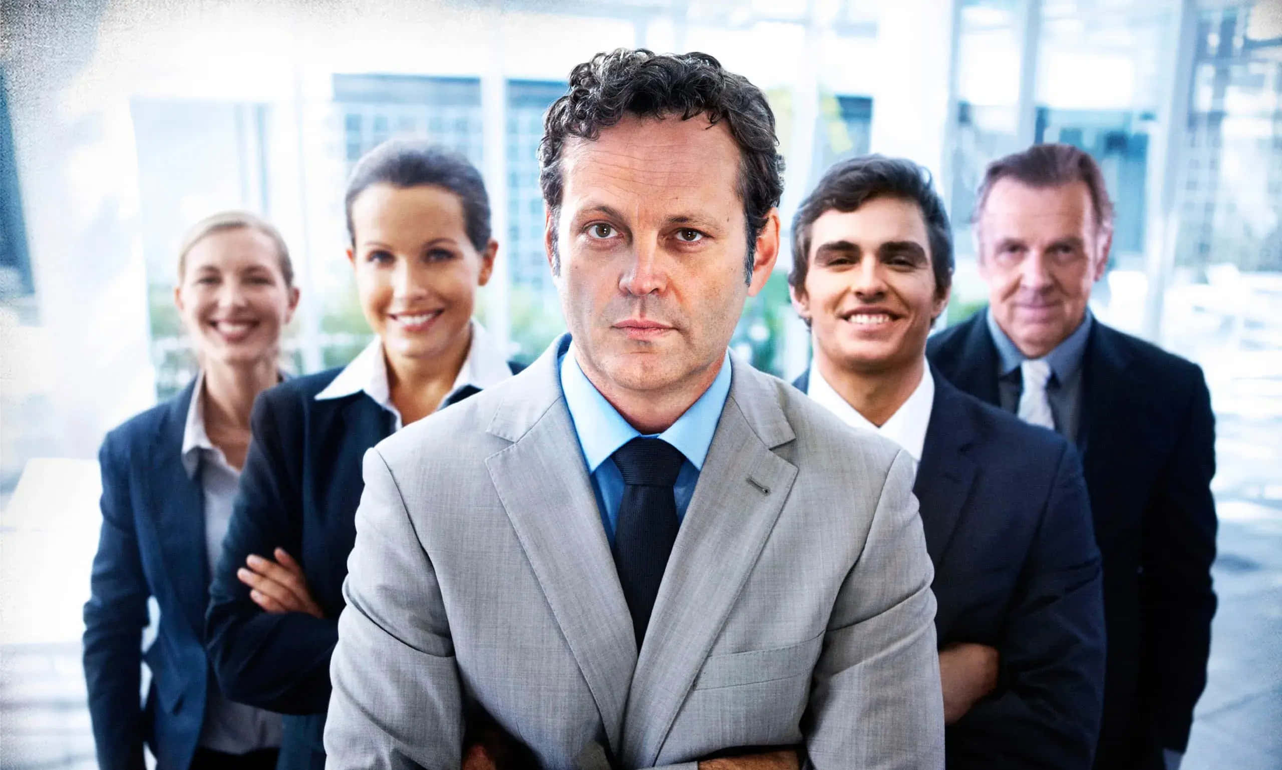 Vince Vaughn, gray suit, modern office setting, 2K Desktop Wallpaper