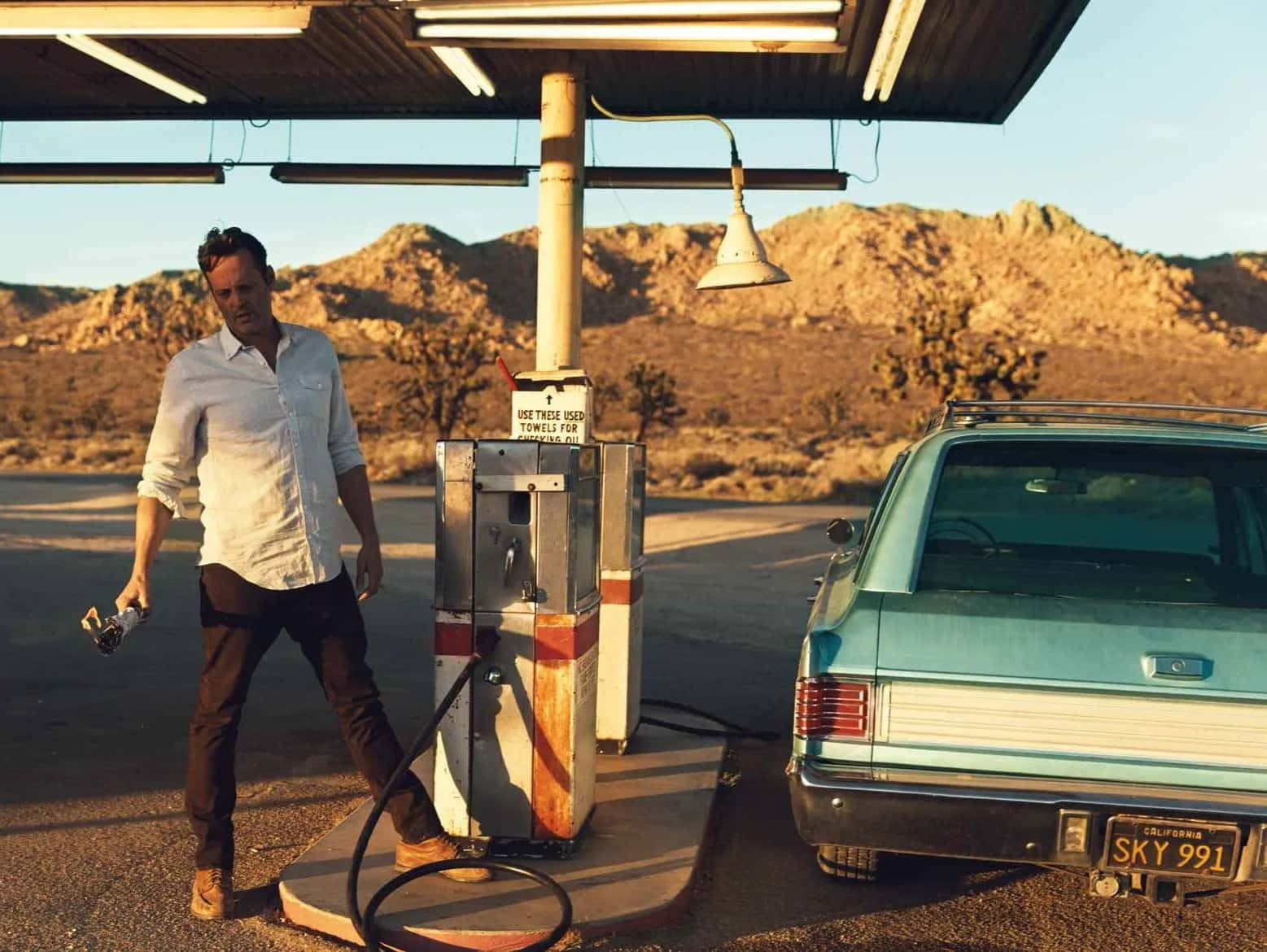 Vince Vaughn, white shirt, rusty vintage gas pump, HD Desktop Wallpaper