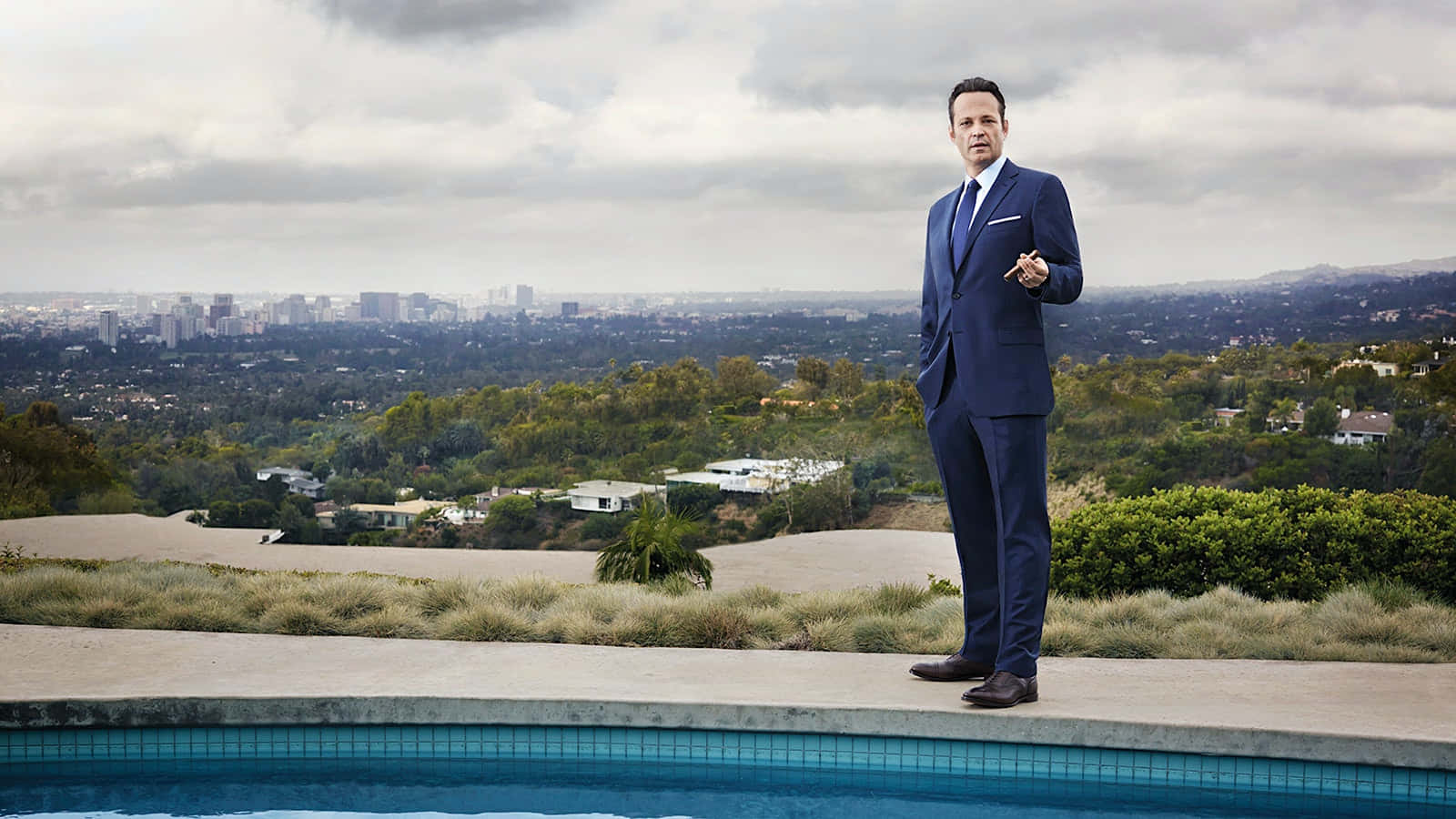 Vince Vaughn, blue suit, infinity pool, HD Desktop Wallpaper