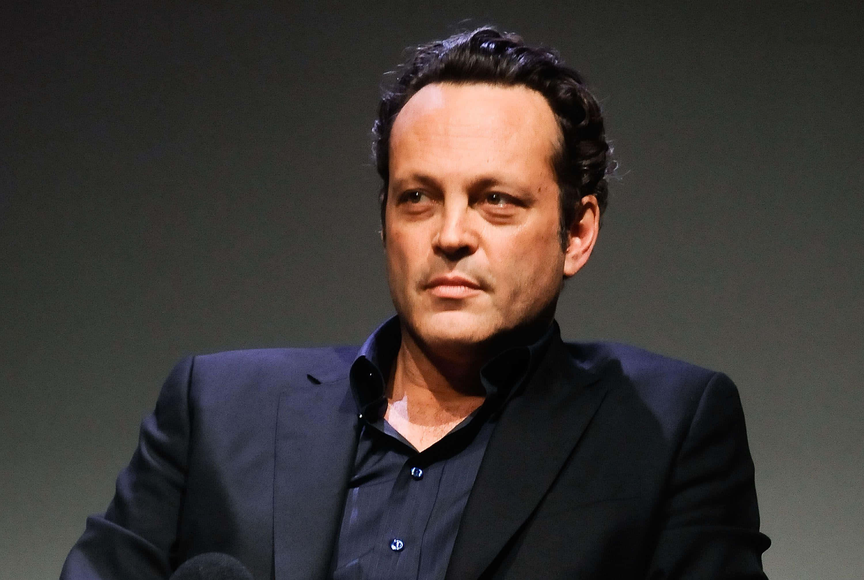 Vince Vaughn, dark suit, gray background, 2K Desktop Wallpaper
