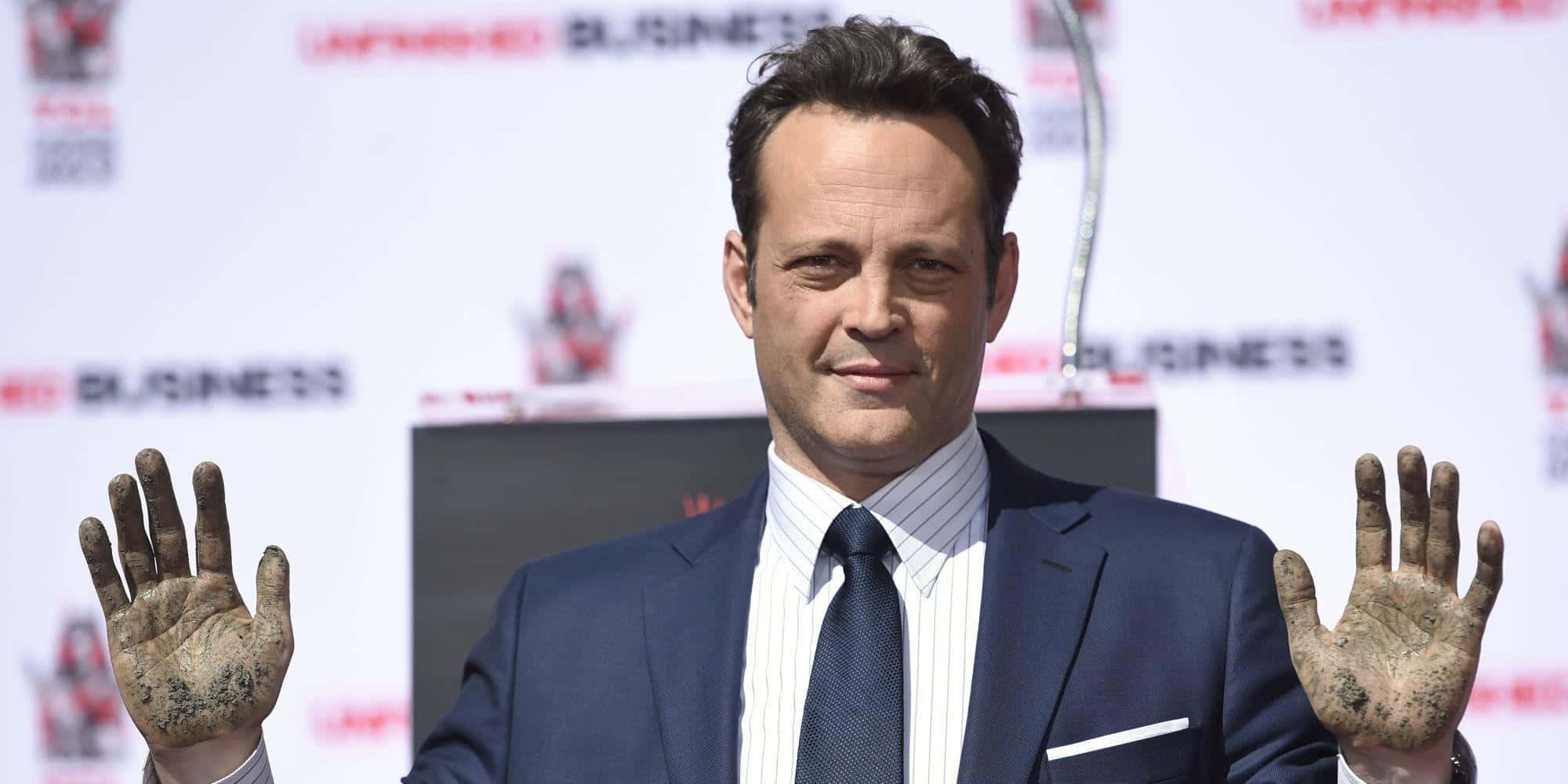 Vince Vaughn, sharp suit, muddy hands, Full HD Desktop Wallpaper
