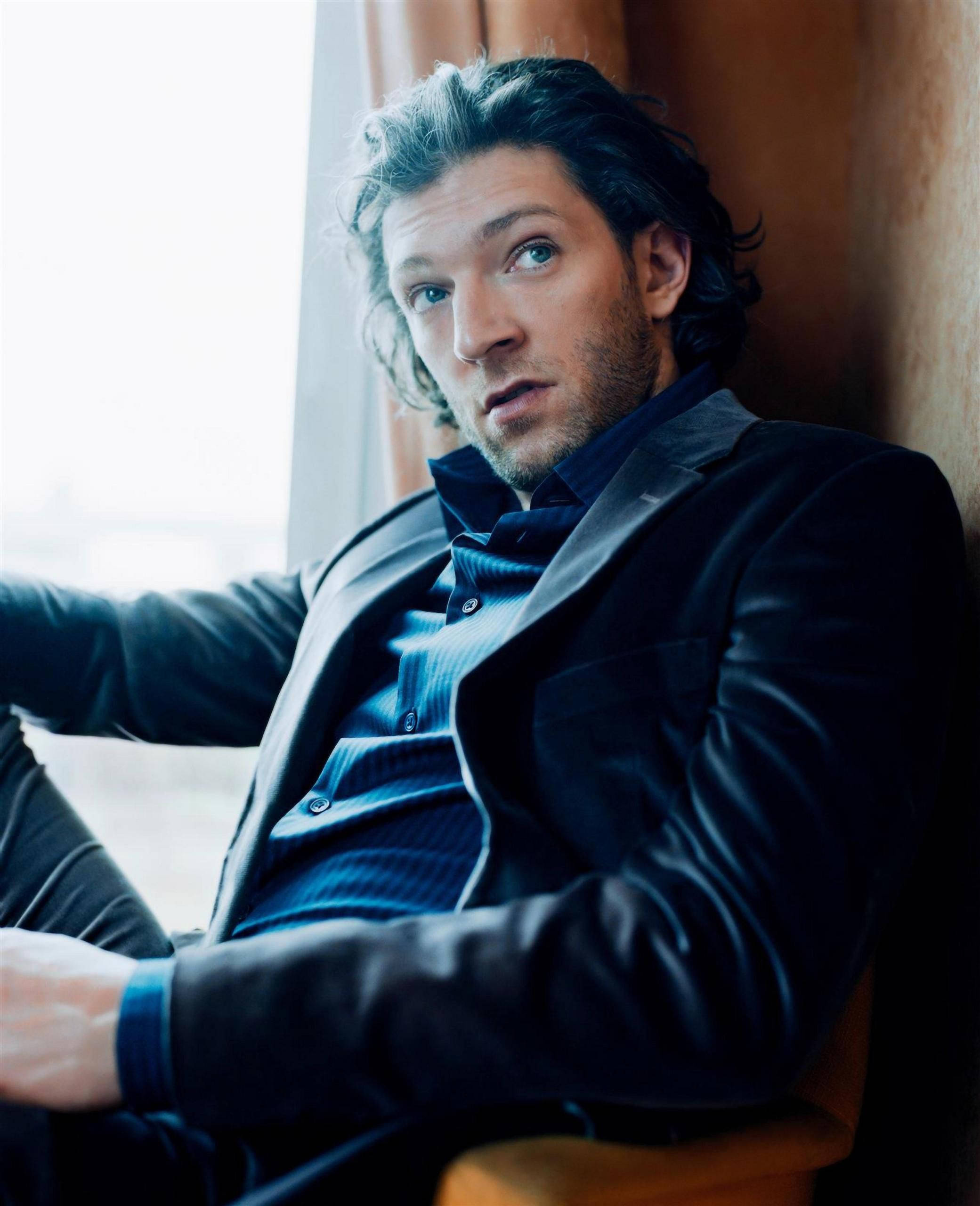 Vincent Cassel, dark wavy hair, beard, 2K Phone Wallpaper