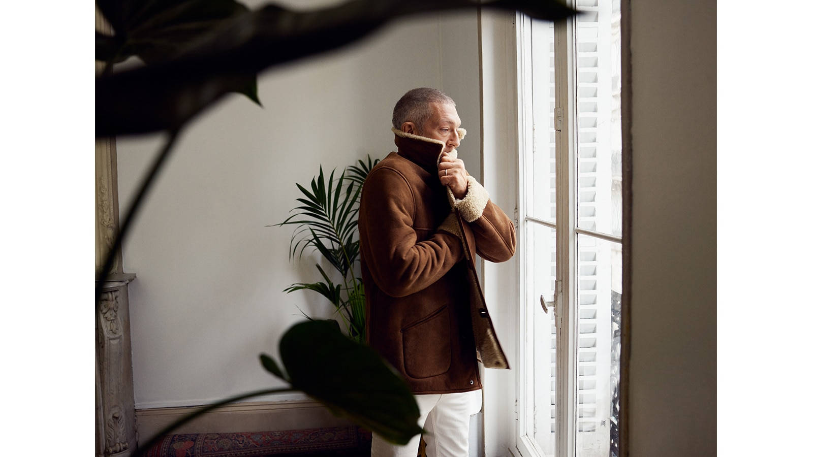 Vincent Cassel, brown shearling coat, bright window, HD Desktop Wallpaper