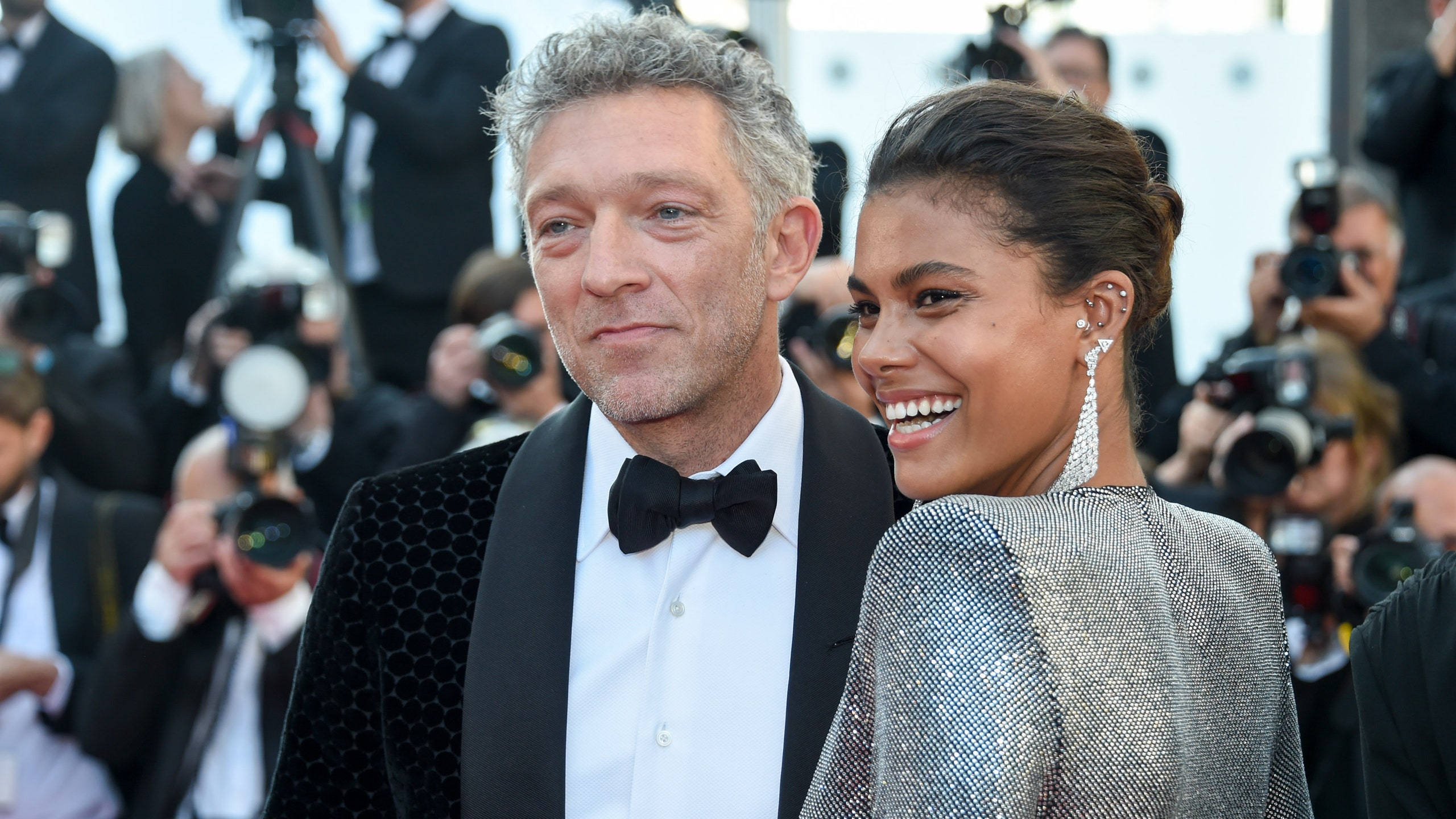 Vincent Cassel, wife, red carpet, 2K Desktop Wallpaper
