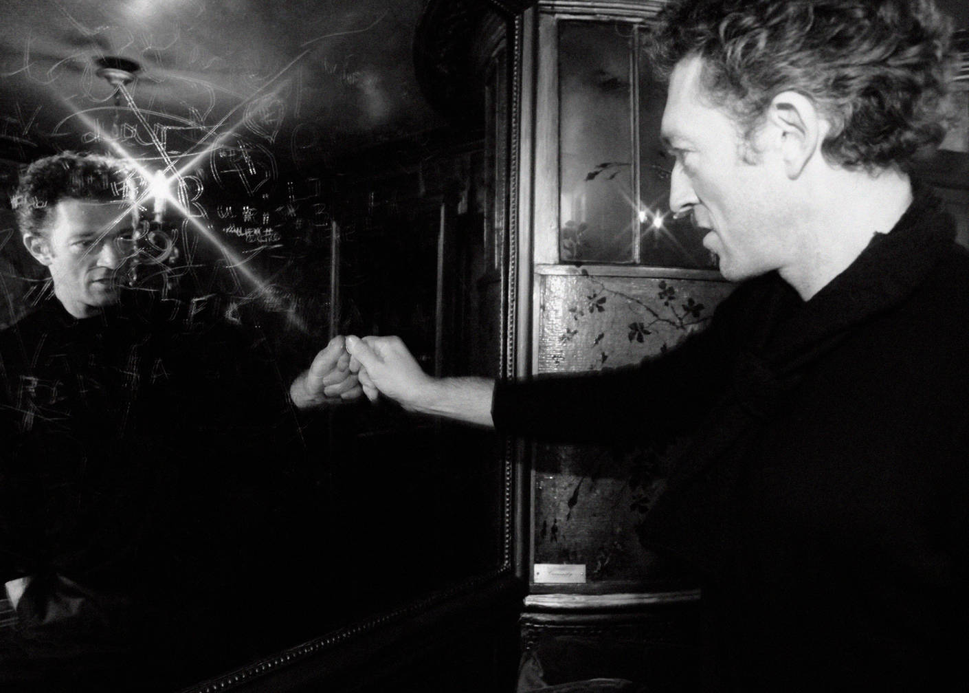 Vincent Cassel, vintage mirror, black coat, HD Desktop Wallpaper