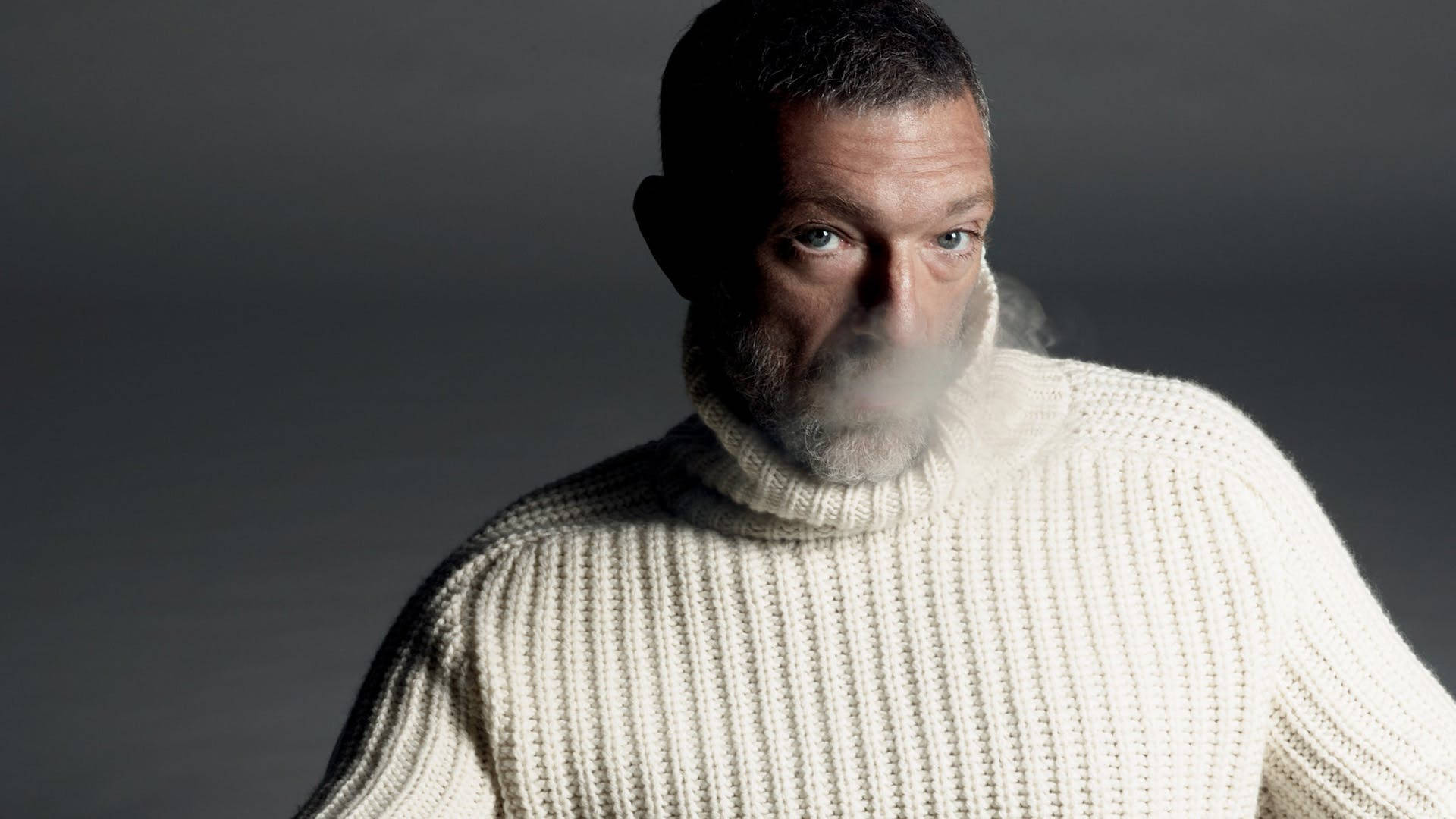 Vincent Cassel, cream turtleneck sweater, dark gray studio backdrop, Full HD Desktop Wallpaper