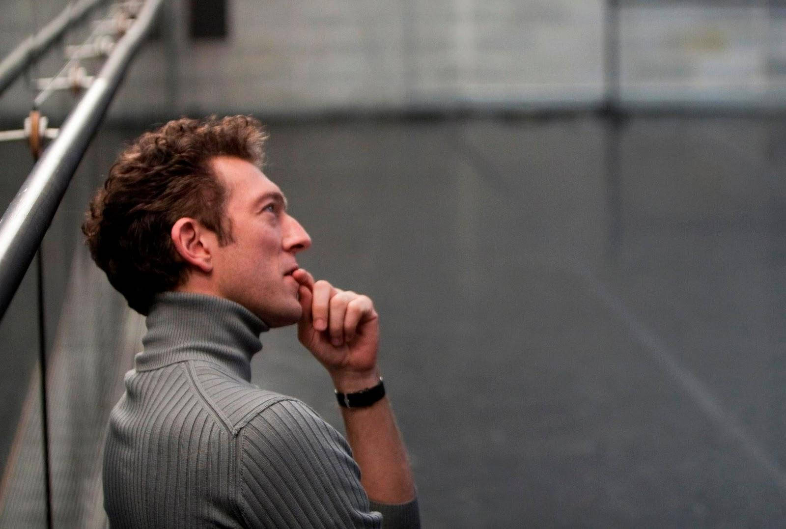 Vincent Cassel, grey turtleneck, rooftop balcony, HD Desktop Wallpaper
