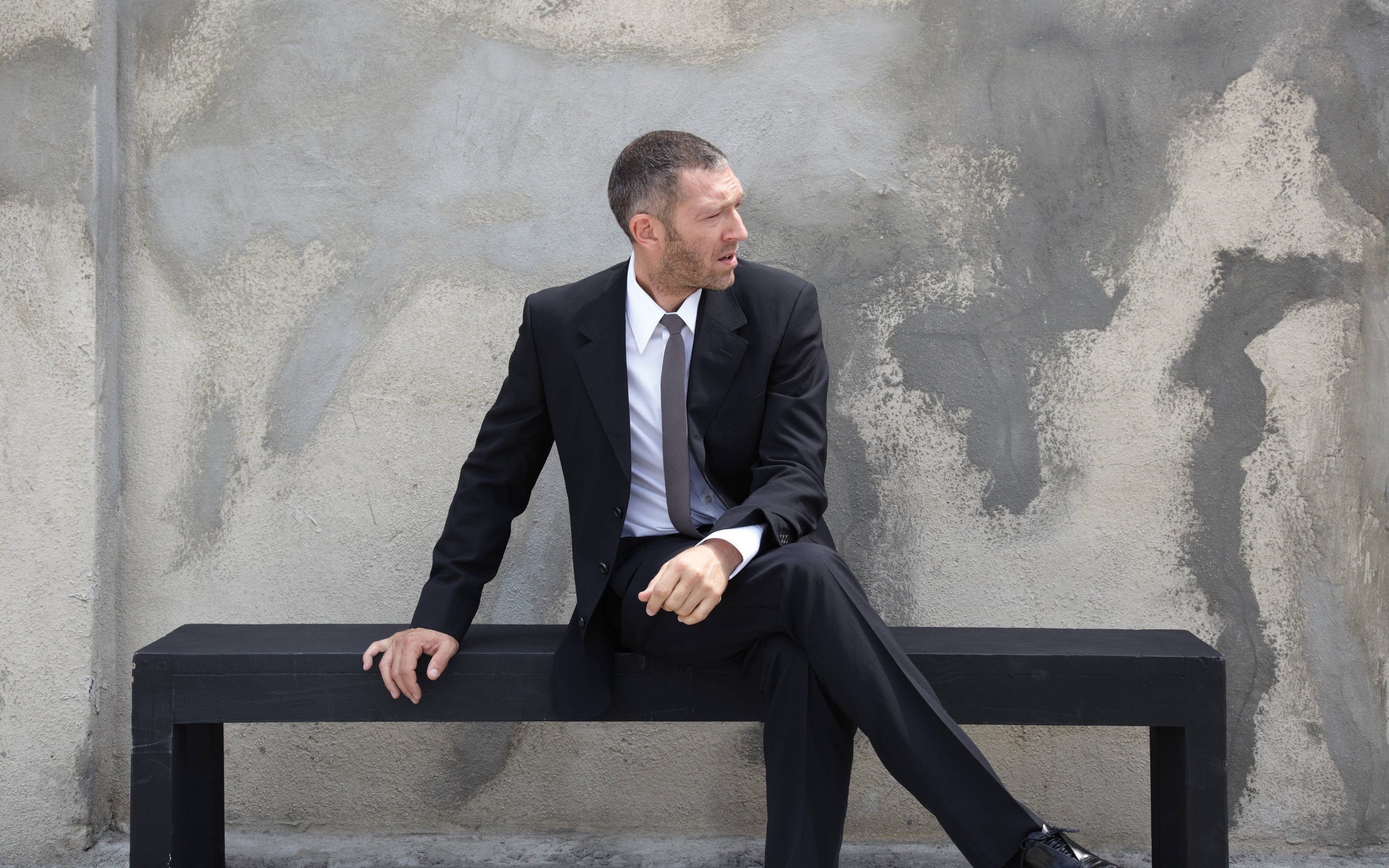 Vincent Cassel, black suit, modern bench, 2K Desktop Wallpaper
