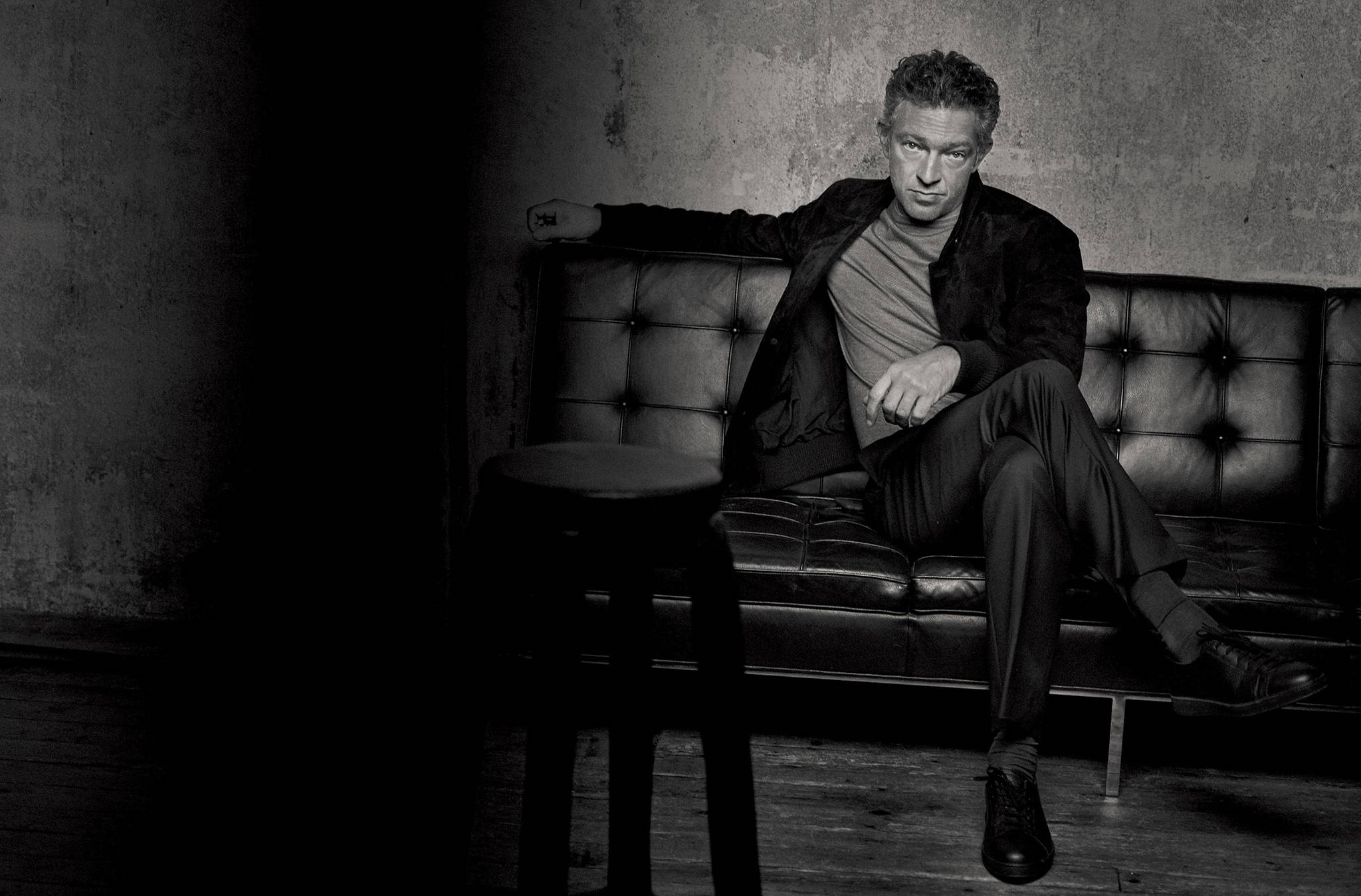 Vincent Cassel, tufted leather couch, dimly lit room, Full HD Desktop Wallpaper
