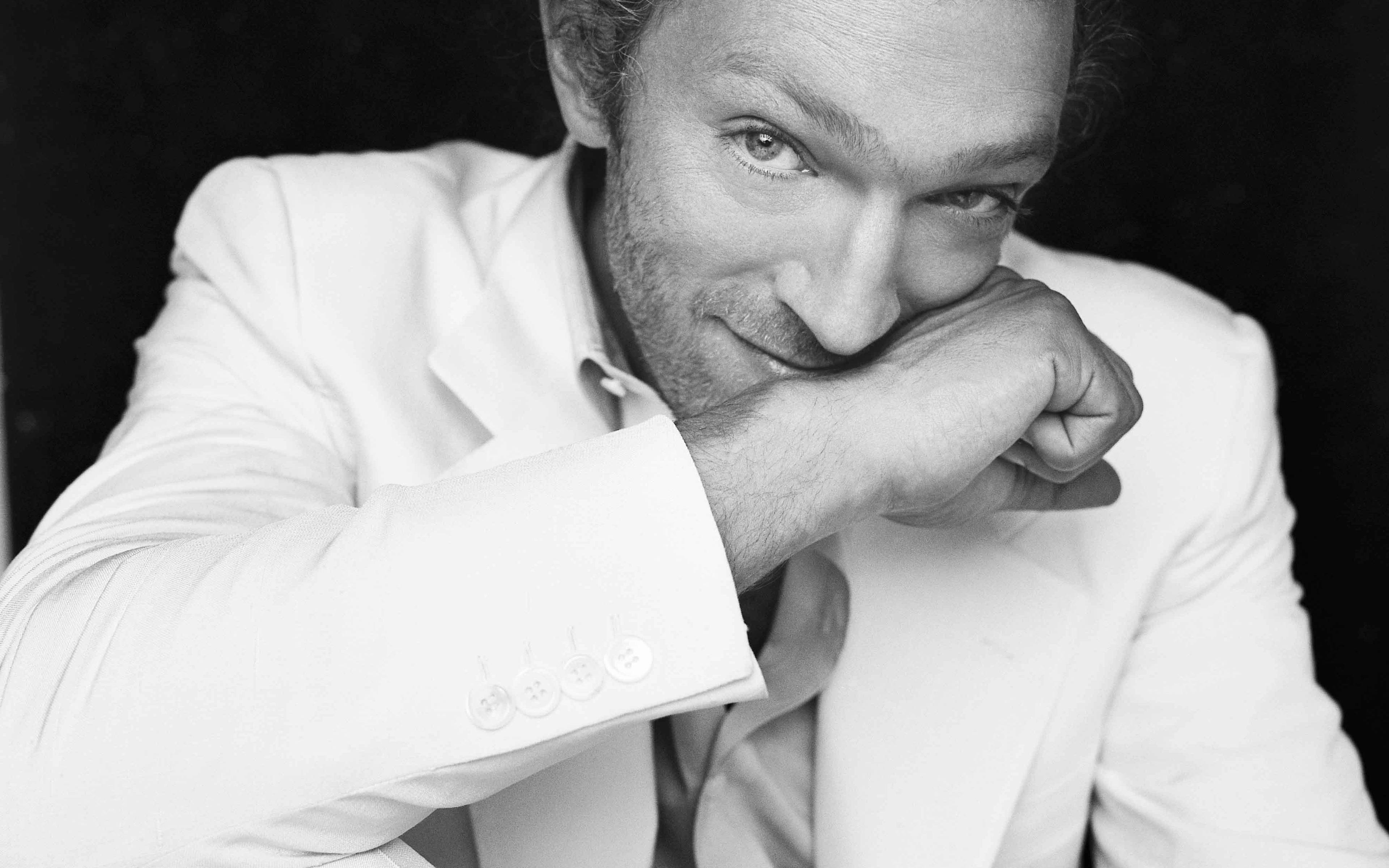 Vincent Cassel, white suit, knowing smile, 4K Desktop Wallpaper