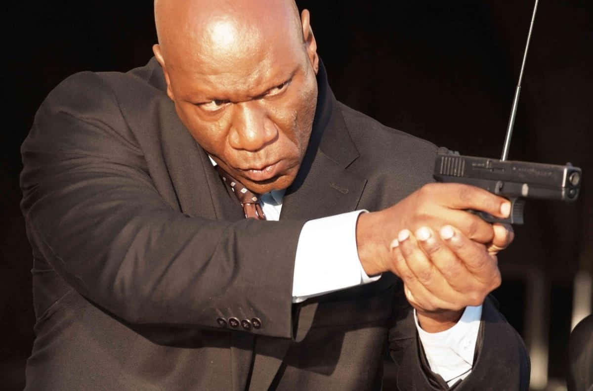 Ving Rhames, black suit and tie, handgun, SD Desktop Wallpaper