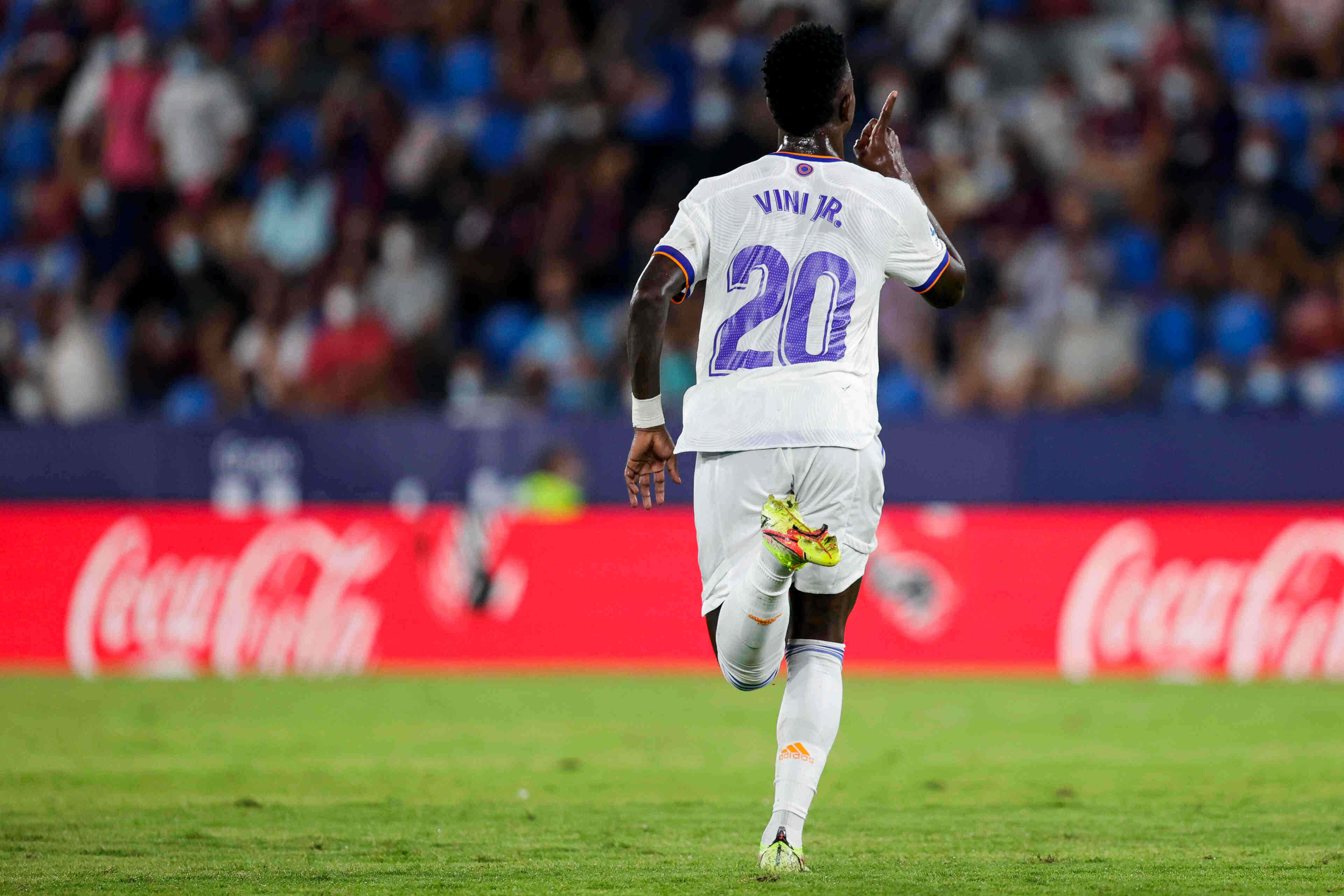 Vini Jr, white jersey, number 20, 4K Desktop Wallpaper