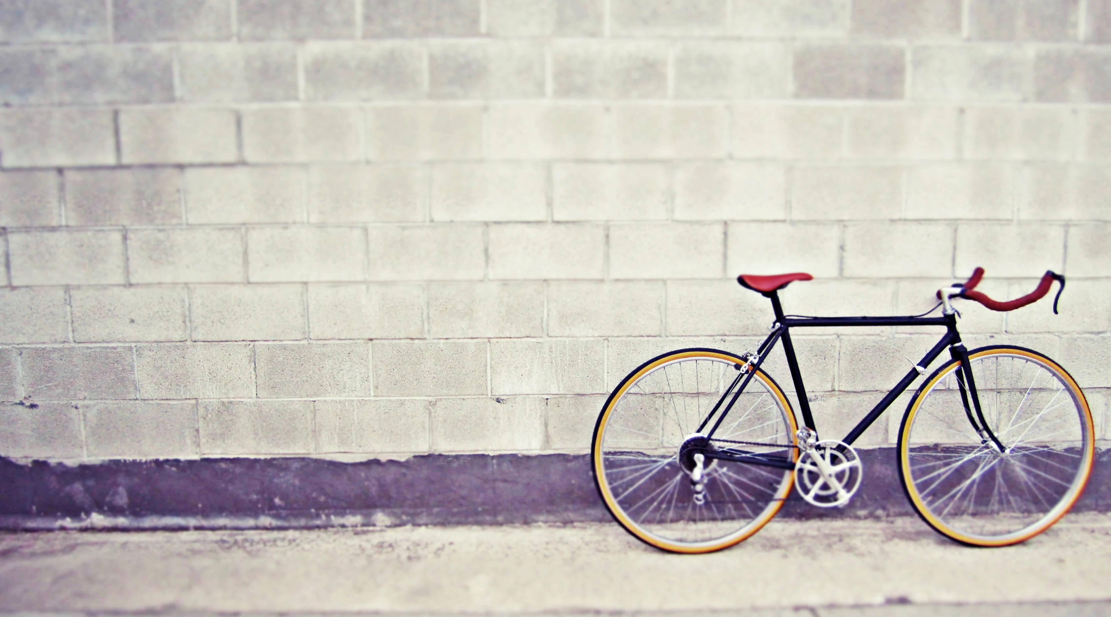 retro mountain bike, sleek black bicycle, red seat, 4K Desktop Wallpaper